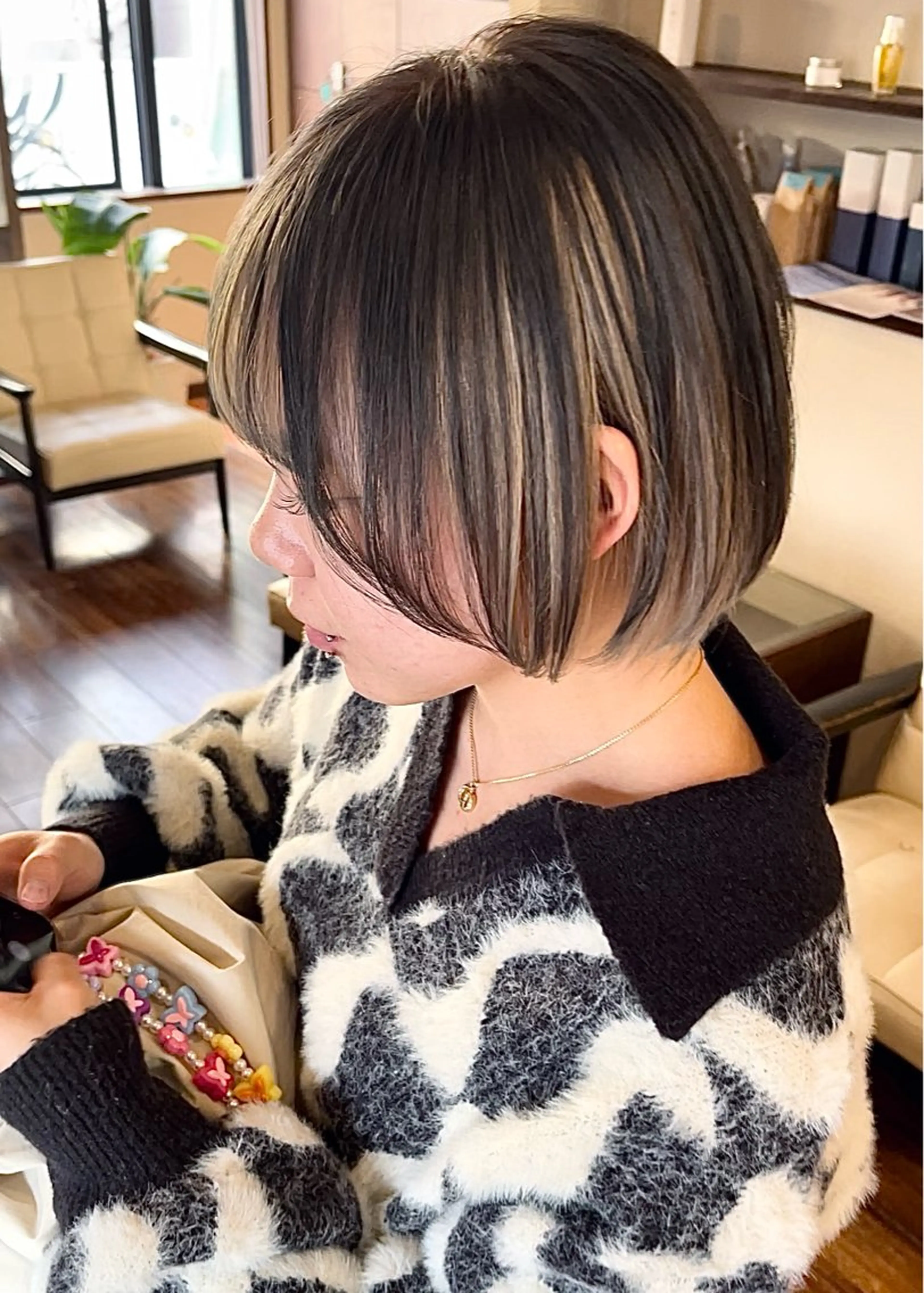 ショート カラー 黒髪 ブロンド グレーブラック カット ヘアカラー トリートメント 髪質改善ｶﾗｰ ｹｱﾌﾞﾘｰﾁ/ﾀﾑのヘアスタイル