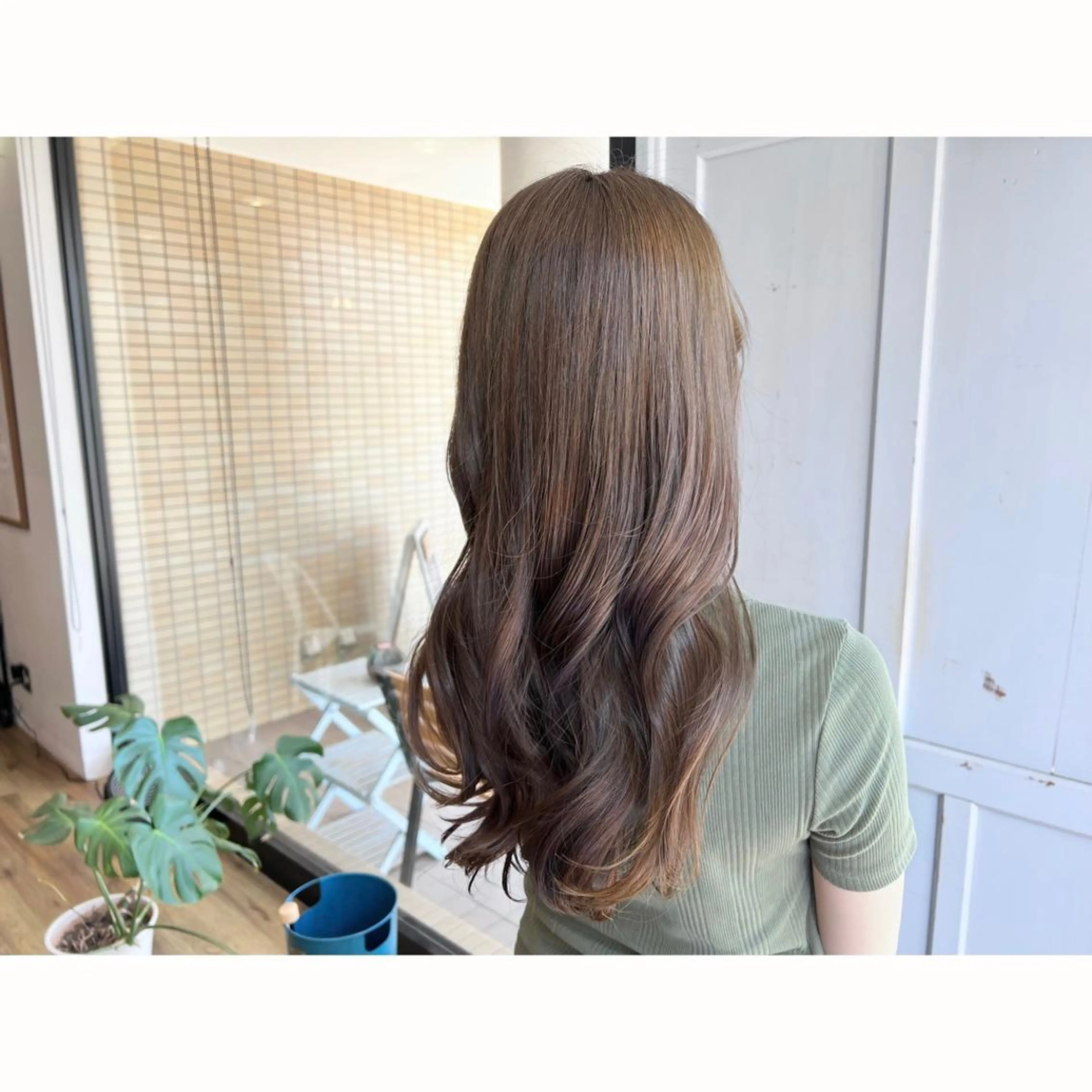 ロング カラー グレージュ オリーブグレージュ オリーブグレー ヘアカラー トリートメント ツキダテ ユイのヘアスタイル