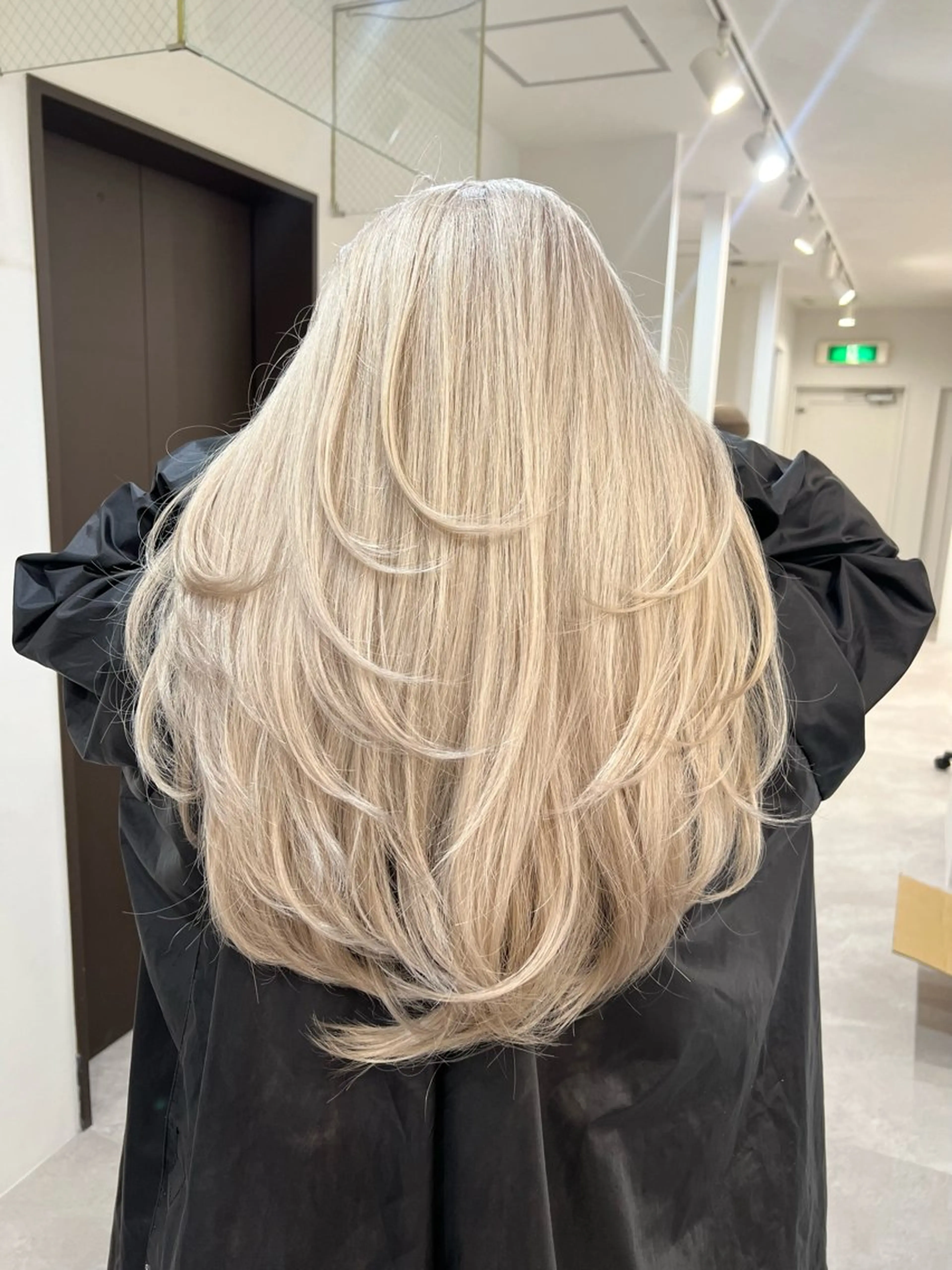 ロング カラー ヘアアレンジ アッシュ ベージュカラー ブリーチ デザインカラー ダブルカラー Via officialのヘアスタイル