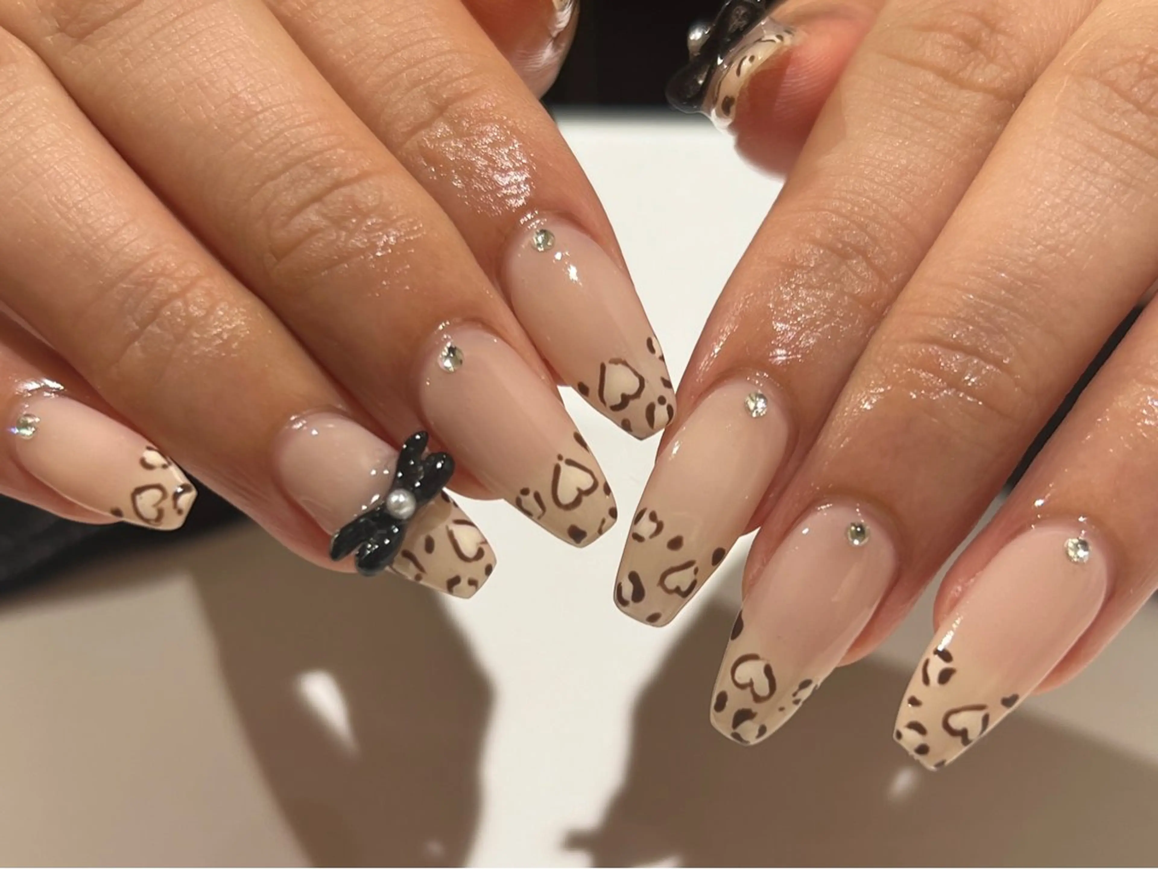 ネイル チークネイル ドット ジェルネイル キラキラネイル パラジェル Hikari 🌺のネイルデザイン