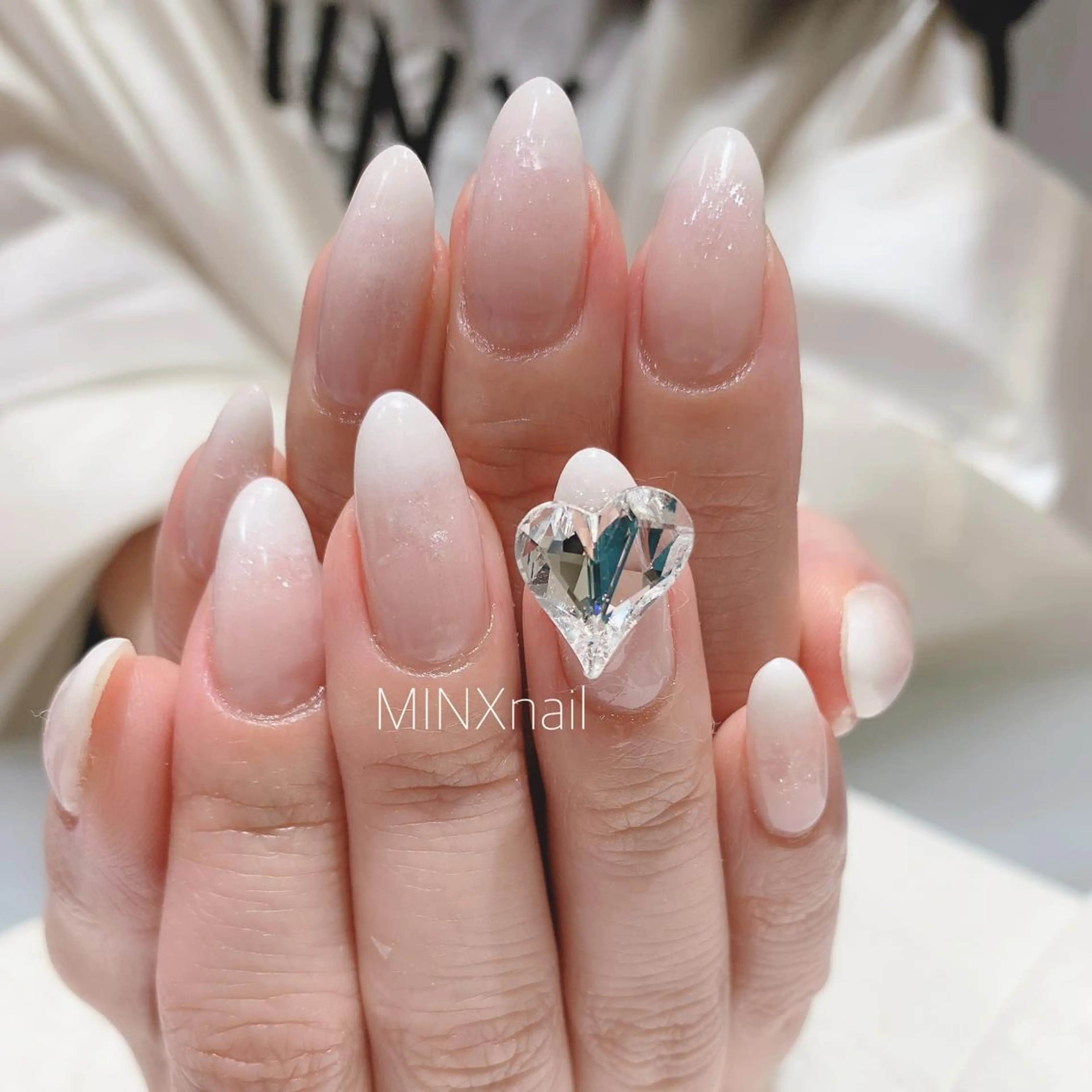 ネイル グラデーション ホワイト ミンクス ネイル  原宿のネイルデザイン