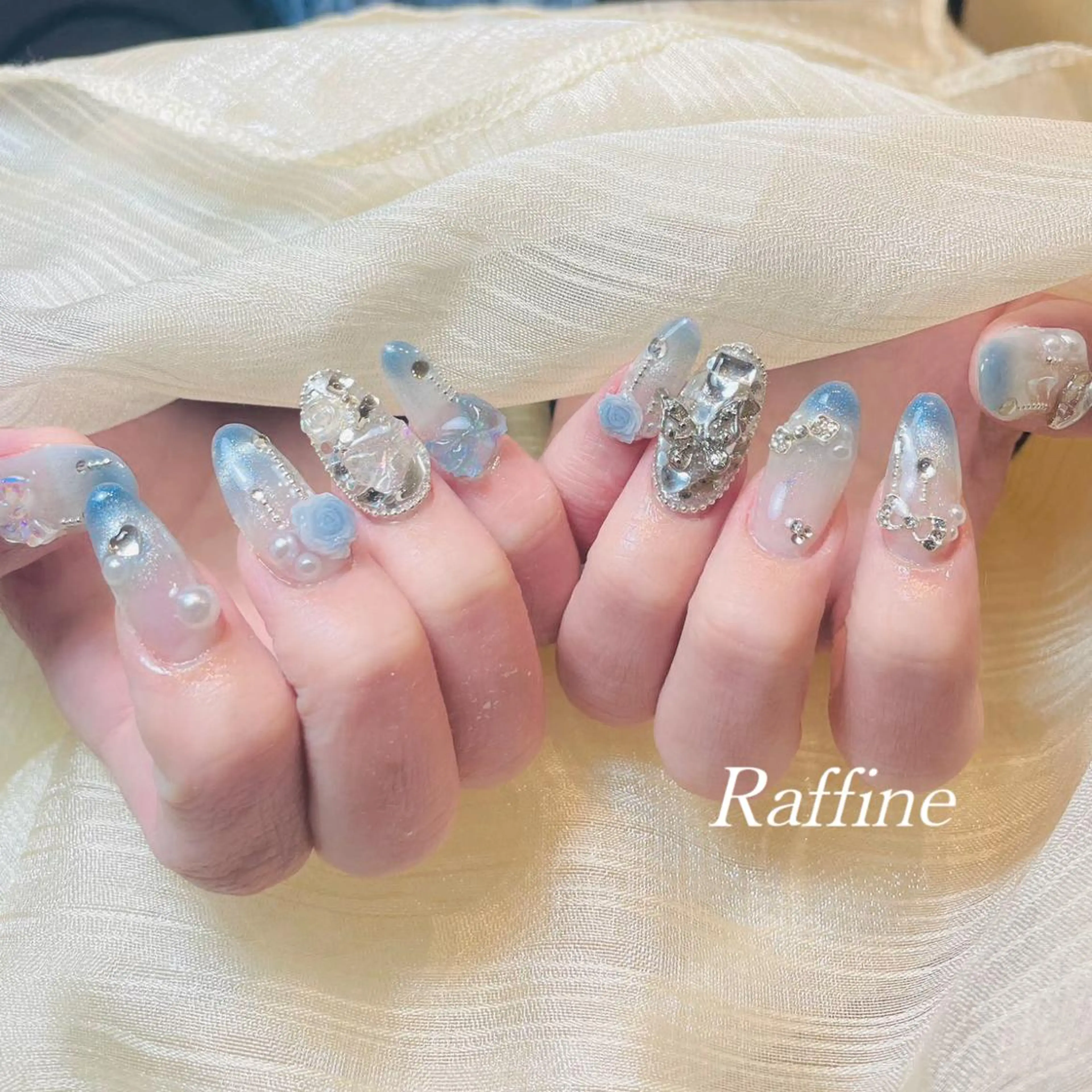 ネイル ハンドネイル RAFFINE 月🦋🩵のネイルデザイン