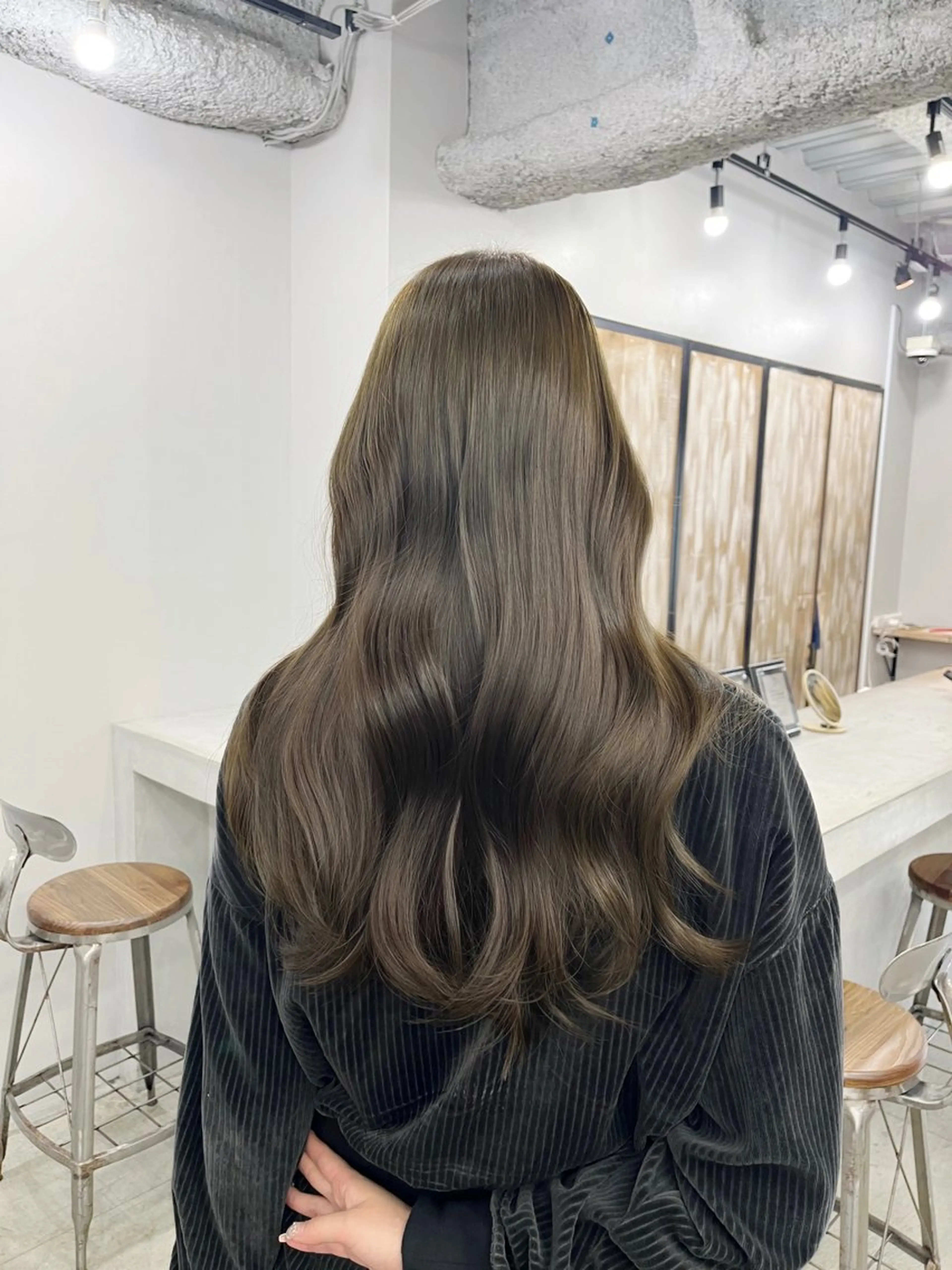 ロング カラー ベージュカラー 透明感カラー ダブルカラー ミルクティーベージュ くびれヘア カット ヘアカラー トリートメント ヘアセット 韓国ヘア🫧 KAZUTOのヘアスタイル