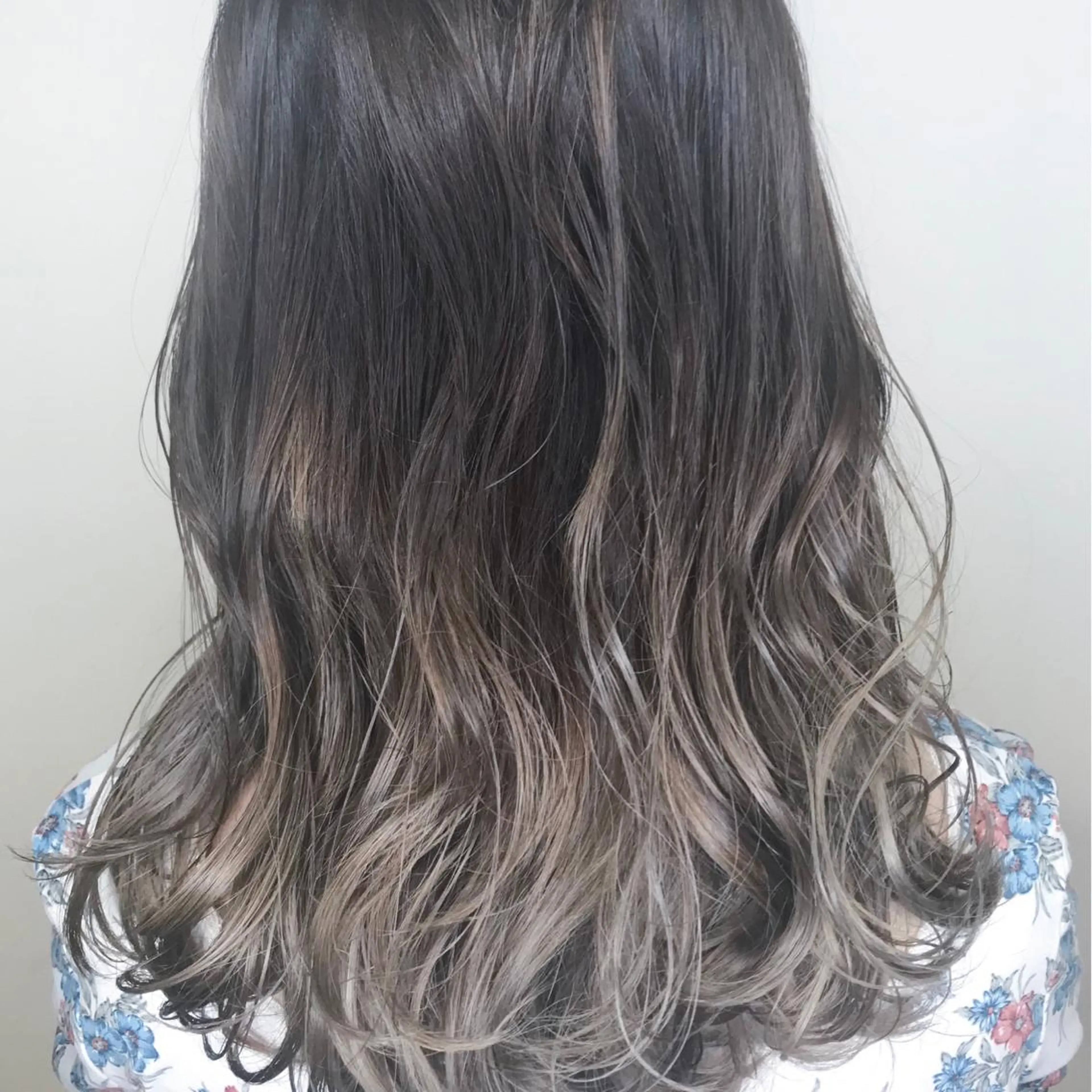 セミロング カラー ブリーチ グラデーションカラー ハイライトカラー イルミナカラー ハイライト AMI Hair  supply所属・髪質改善カラー 韓国風レイヤーのヘアスタイル