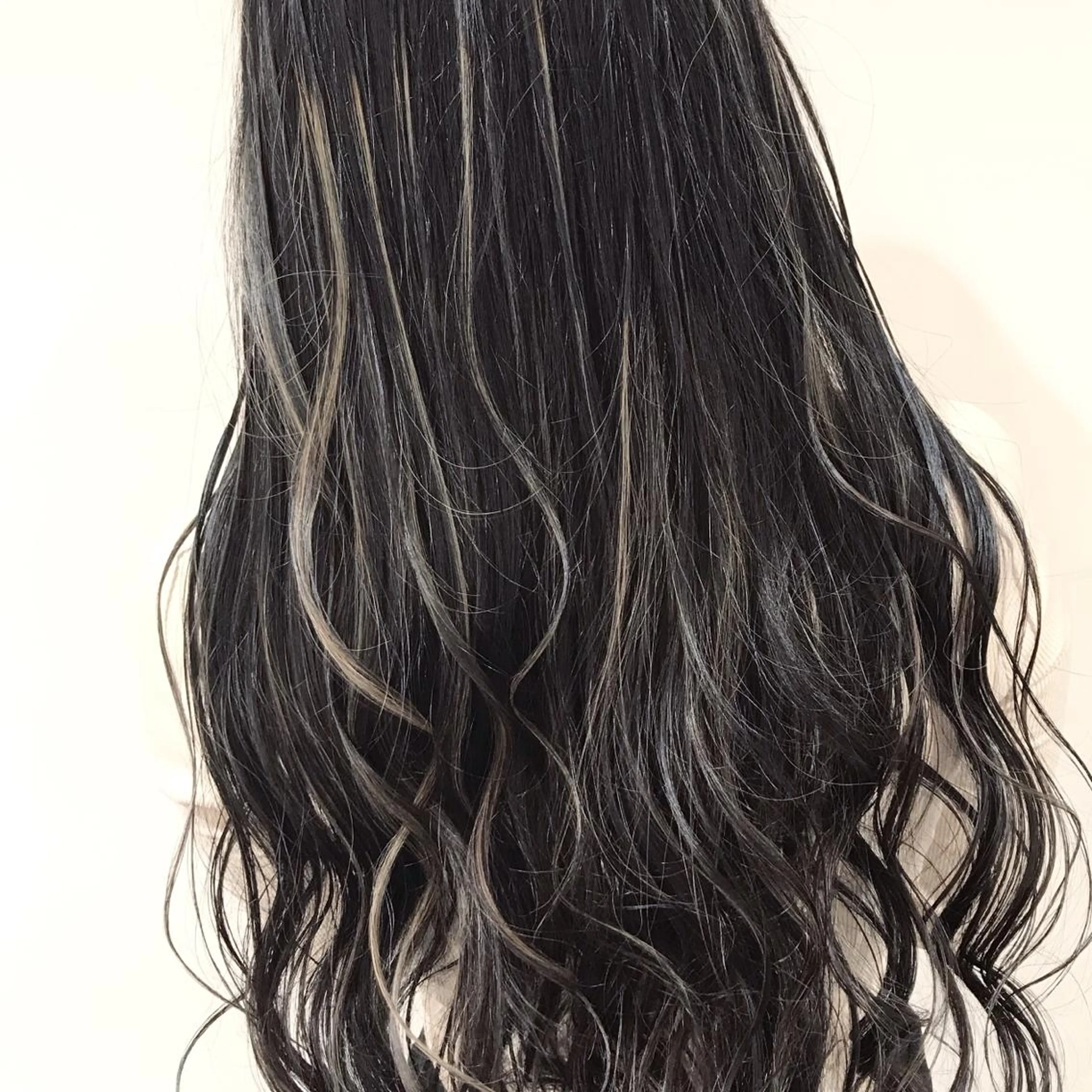 ロング カラー アッシュ アッシュグレー アッシュグレージュ バレイヤージュ ブリーチ AMI Hair  supply所属・髪質改善カラー 韓国風レイヤーのヘアスタイル