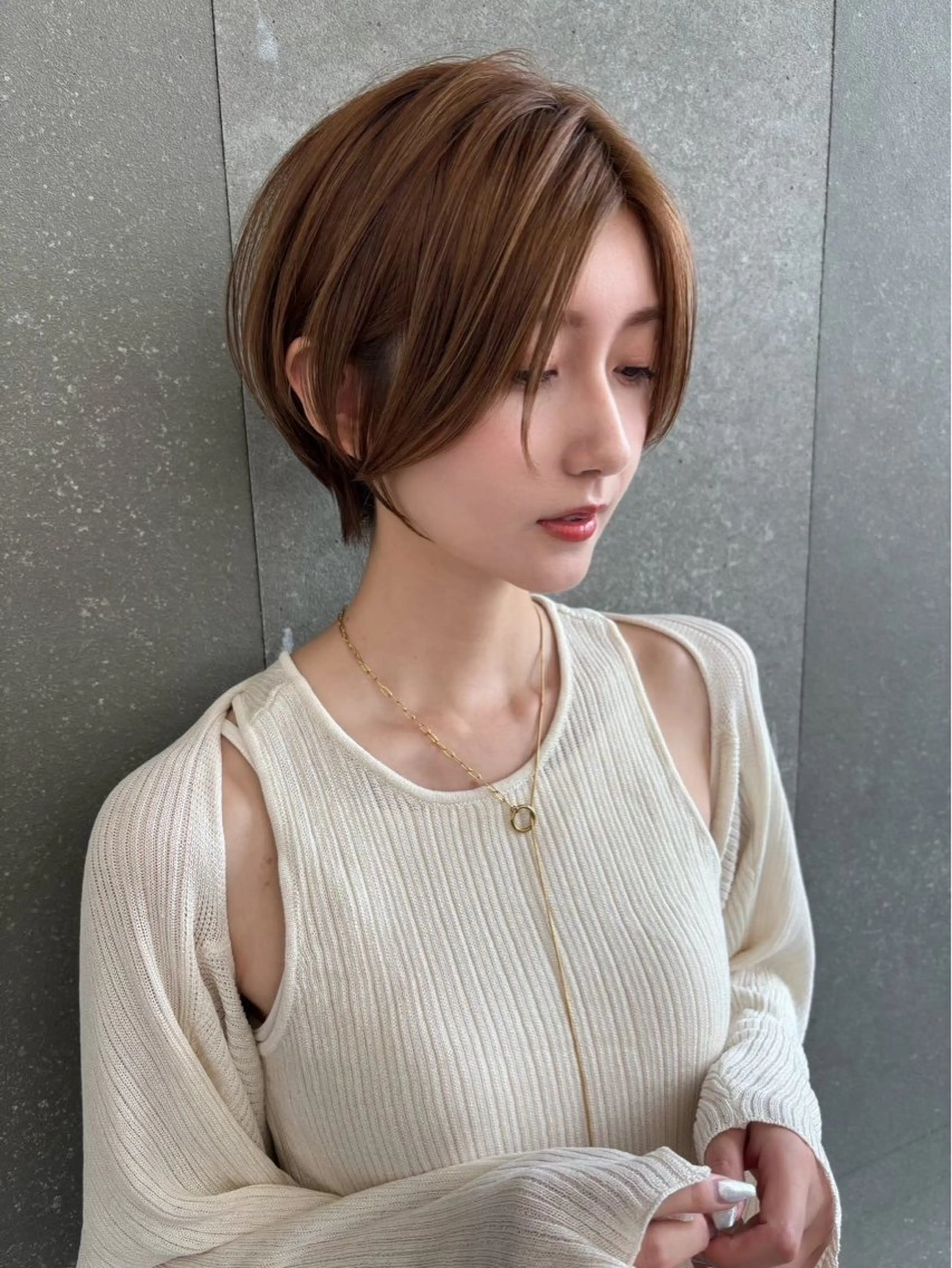 ショート karin ボブハイトーンのヘアスタイル