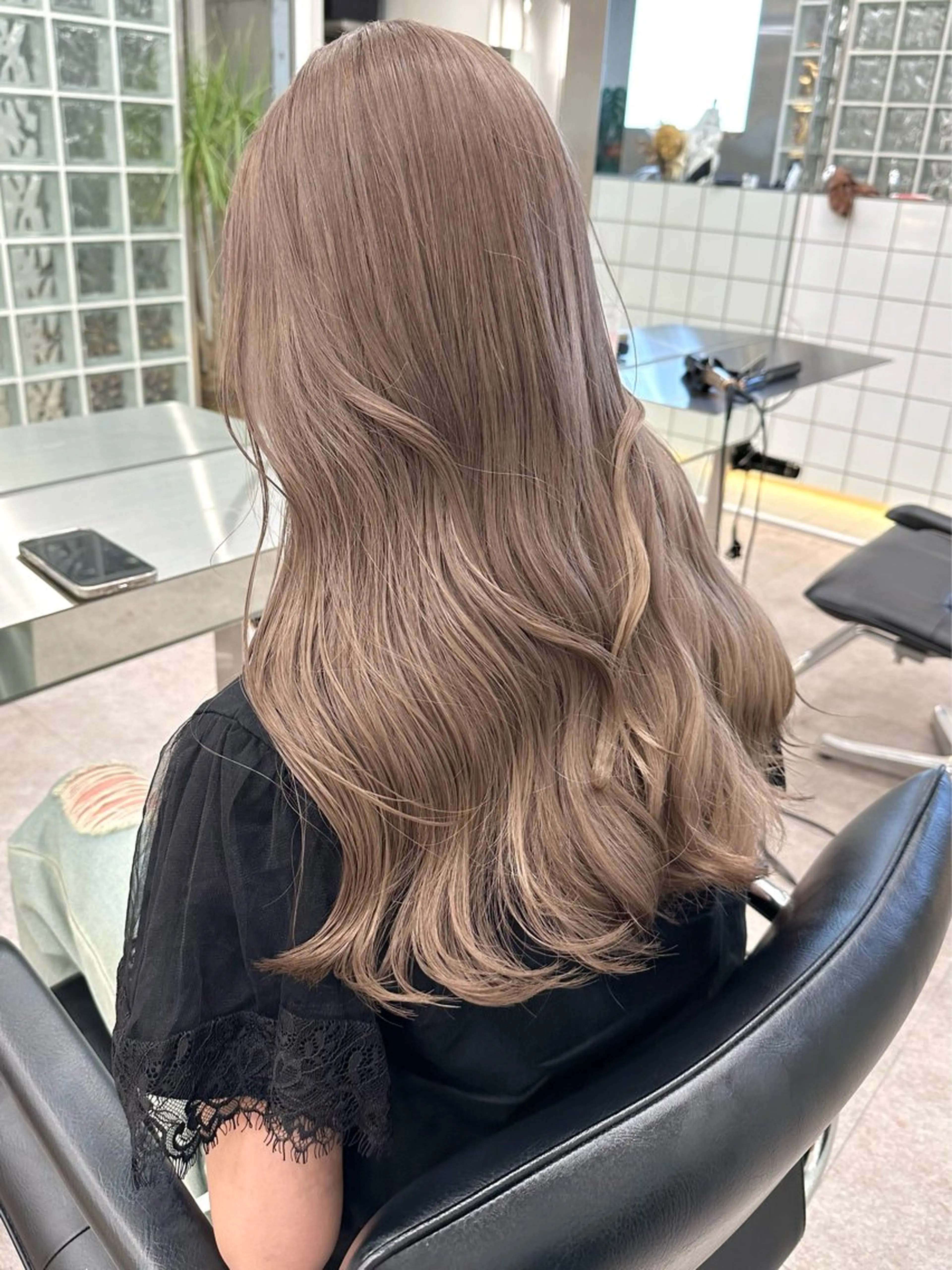 ロング cinq PROJECT所属・ミルクティーベージュ /三村克彦のヘアスタイル