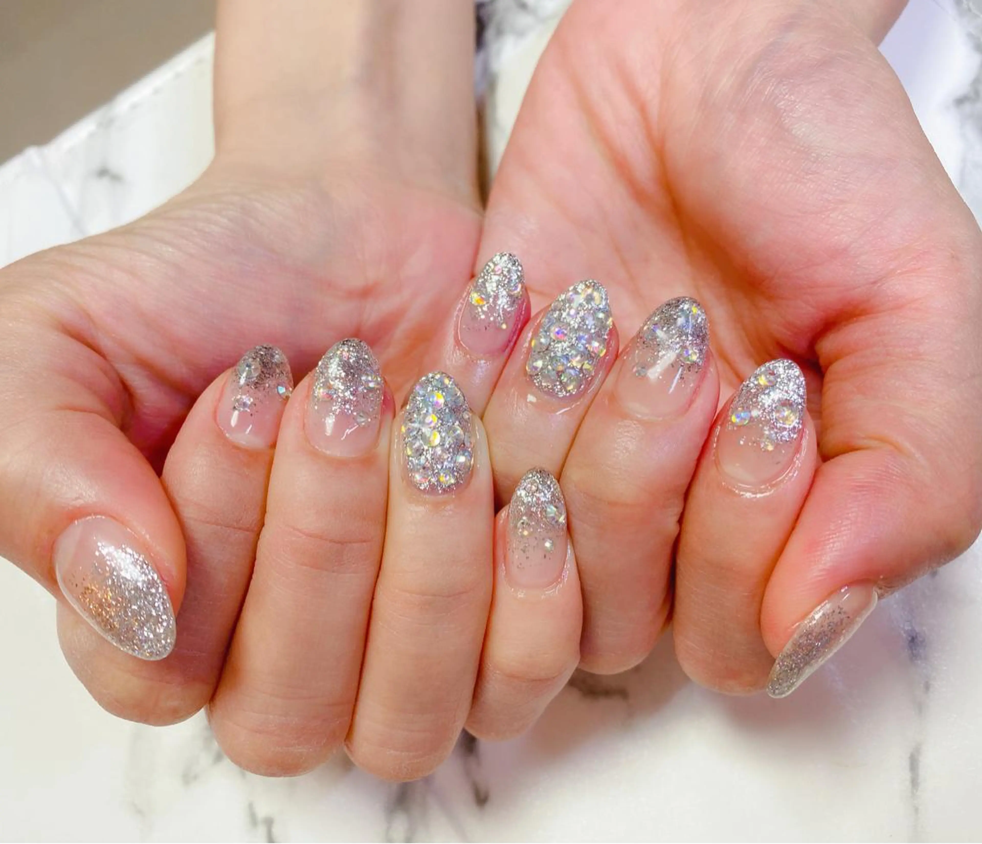 カラー ネイル グラデーションカラー グラデーション ラメ(グリッター) ラメグラデーション Q Free nailsのネイルデザイン