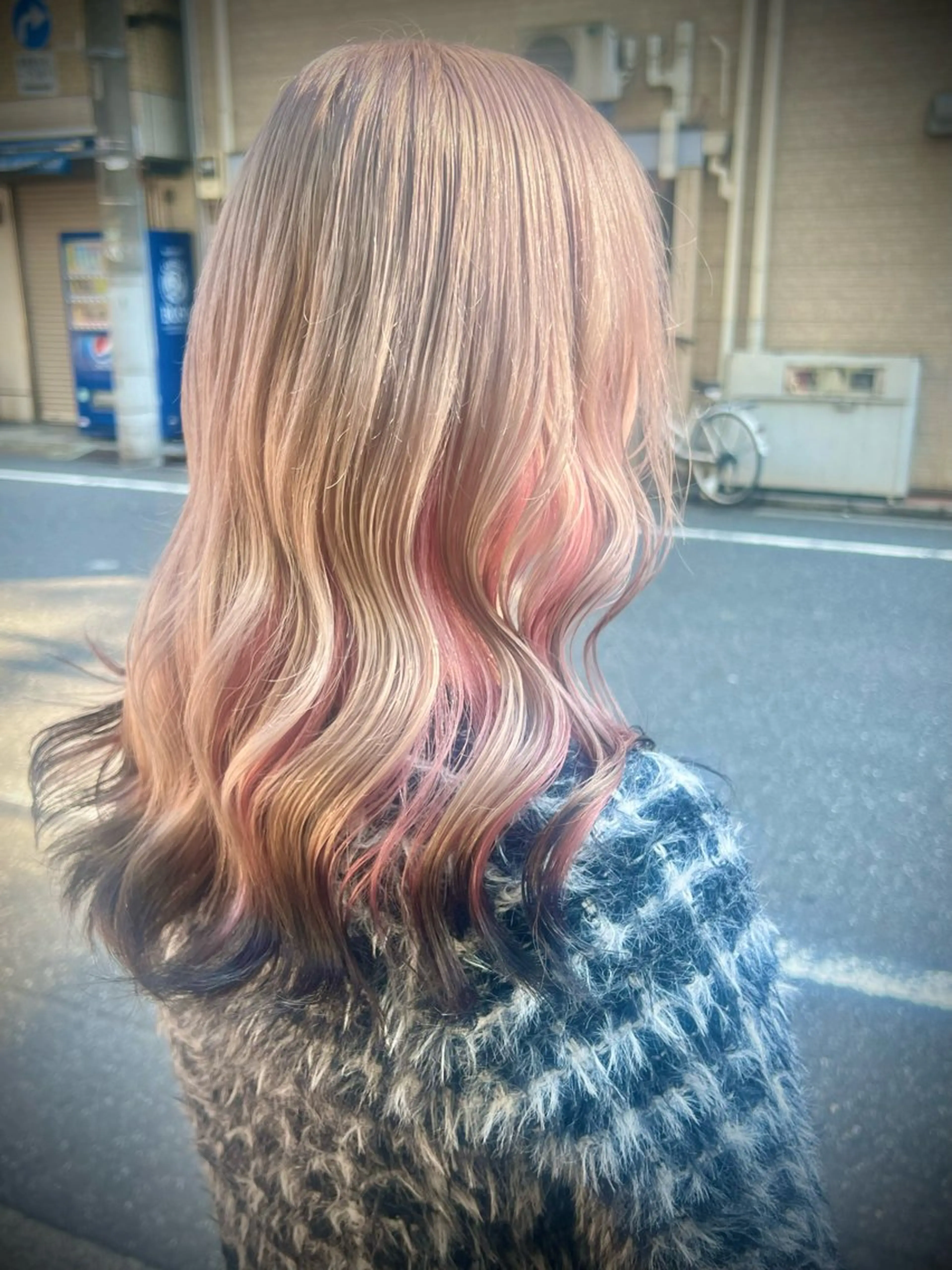 ロング カラー ベージュカラー デザインカラー インナーカラー ミルクティーベージュ ピンクカラー ヘアカラー prize🤍ྀི kana🖤ྀིのヘアスタイル