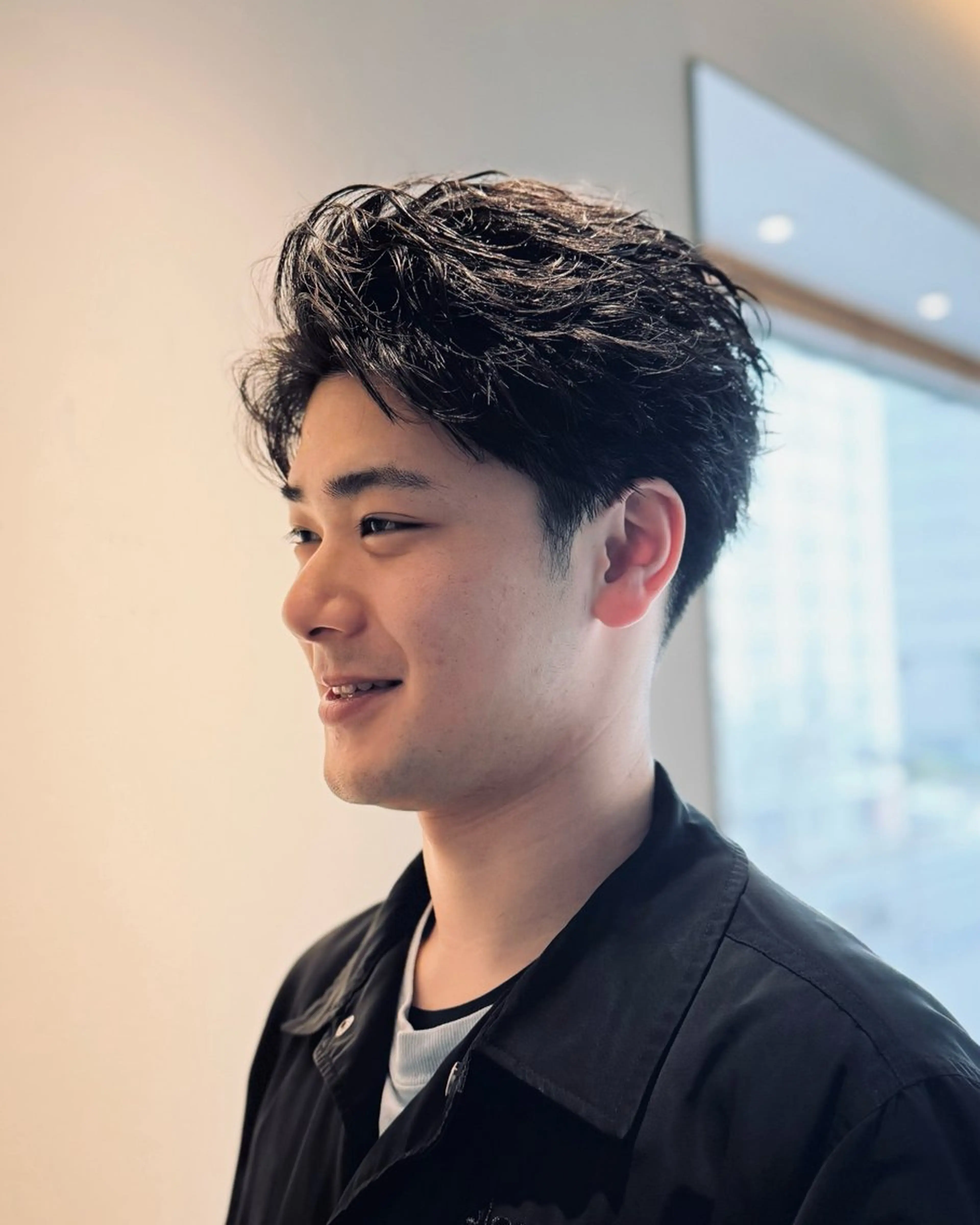 ショート パーマ メンズ ビジネス ツーブロック かきあげバング スパイキーショート 大人パーマ 丸山のヘアスタイル