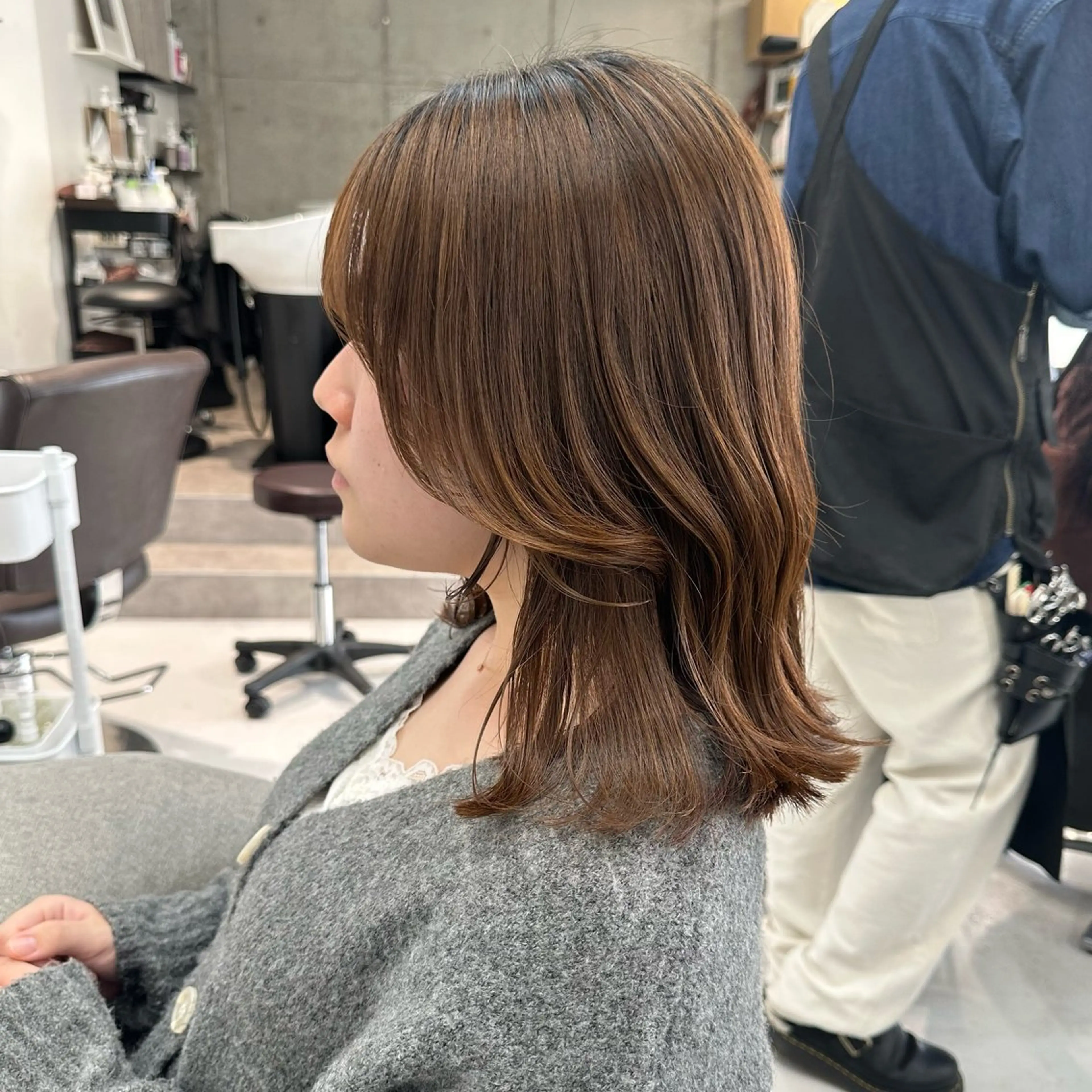 ミディアム レイヤーカット 外ハネヘア 山崎結菜 🫧透明感カラーのヘアスタイル