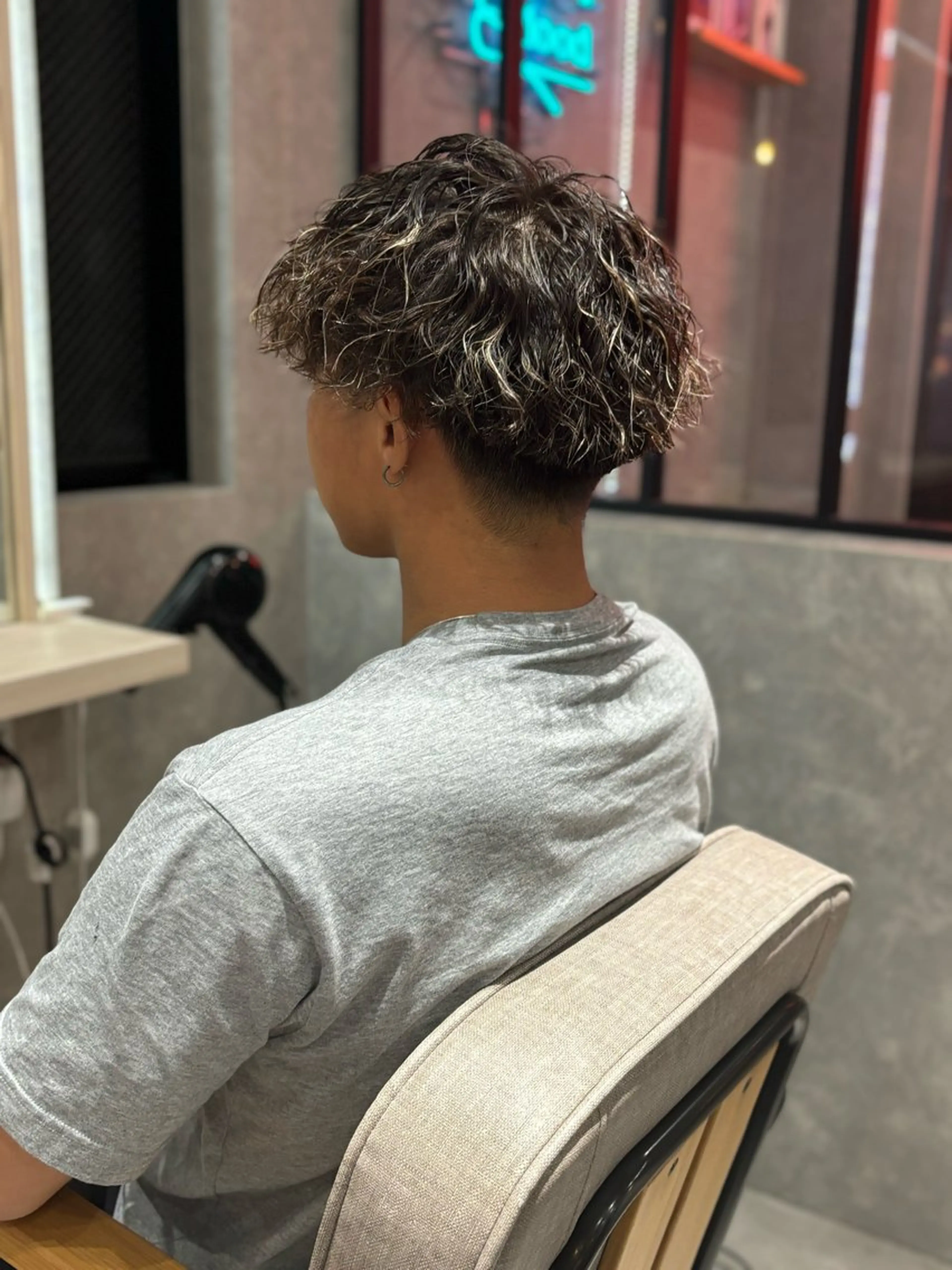 ショート パーマ メンズ センターパート メンズハイトーン マッシュウルフ マッシュ メンズパーマ カット パーマ トリートメント 長谷川 湧のヘアスタイル