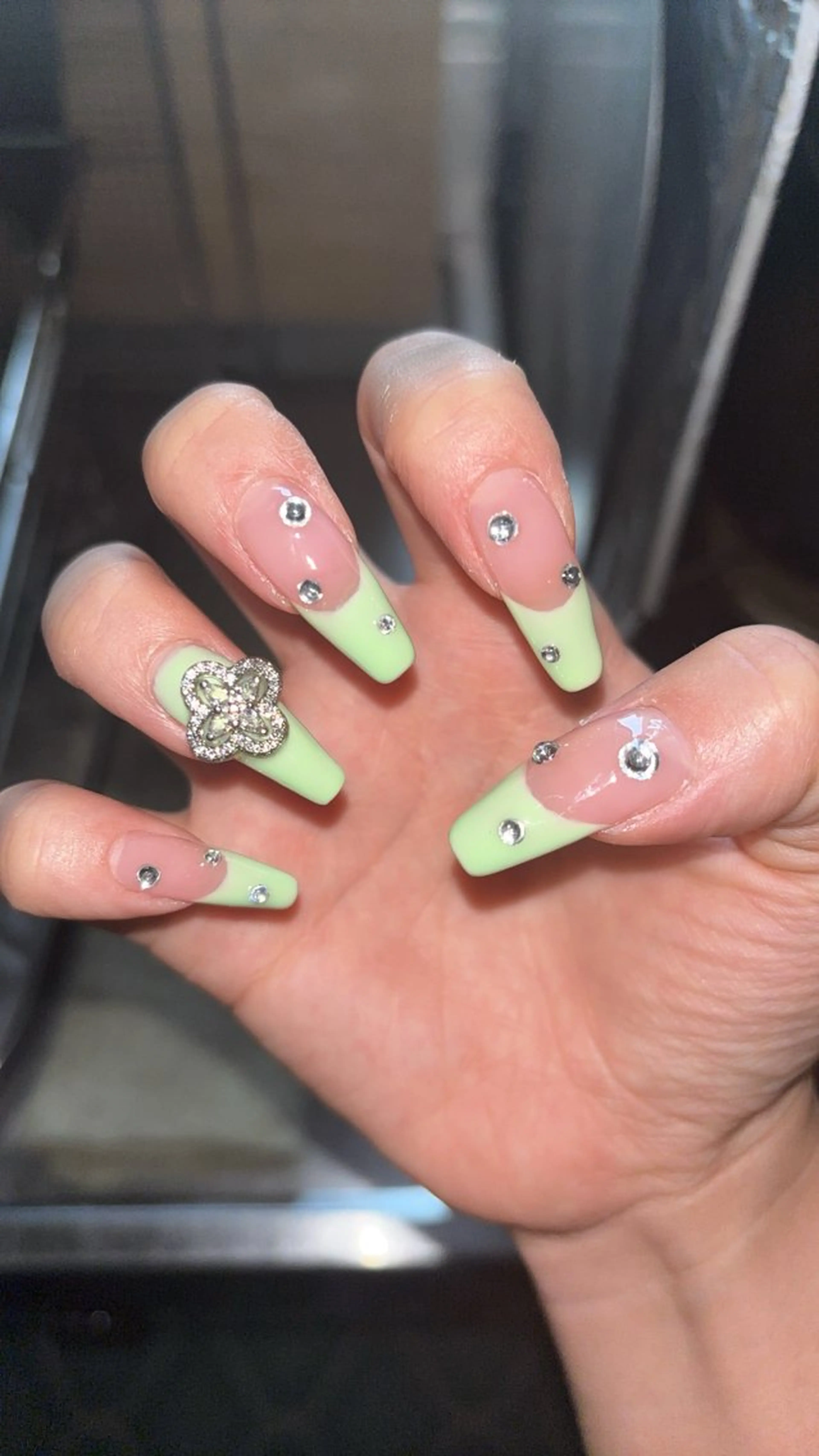 ネイル サロンエンジェル所属・藤井 英麗奈のネイルデザイン