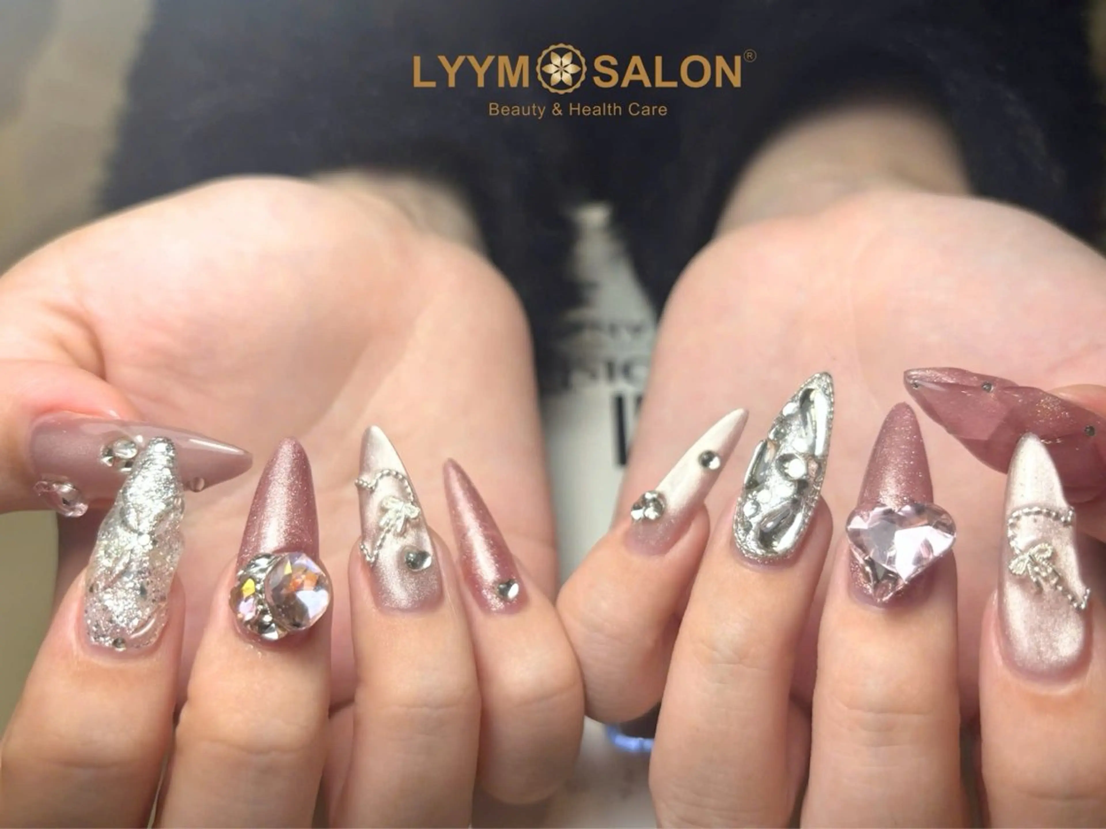 ネイル アートネイル 長さ出し 韓国ネイル ロングネイル シルバー ハンドネイル LYYM Salonのネイルデザイン