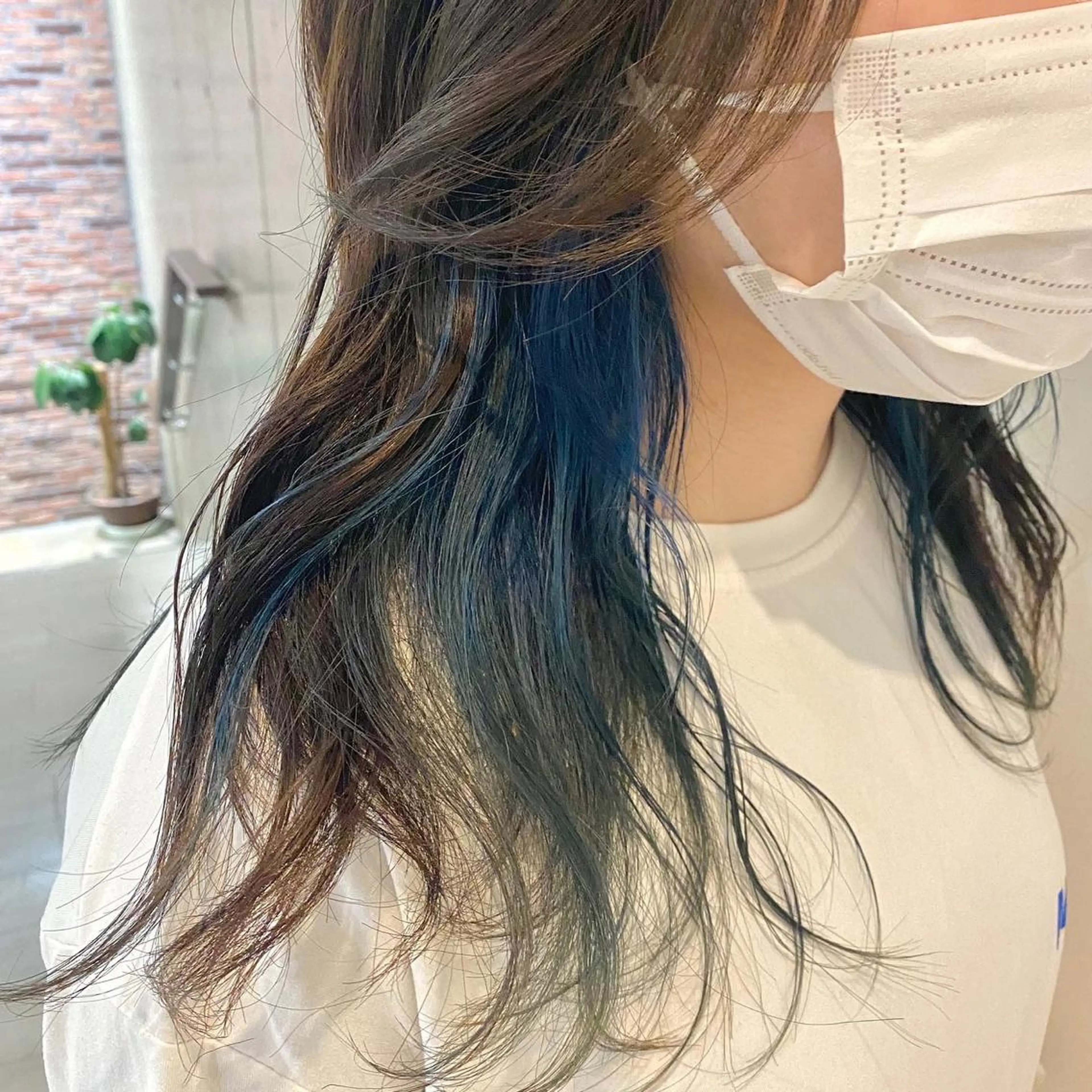 ロング カラー ブリーチ ブルーカラー ヘアカラー エクステ／インナー カラー 礒野朱里のヘアスタイル