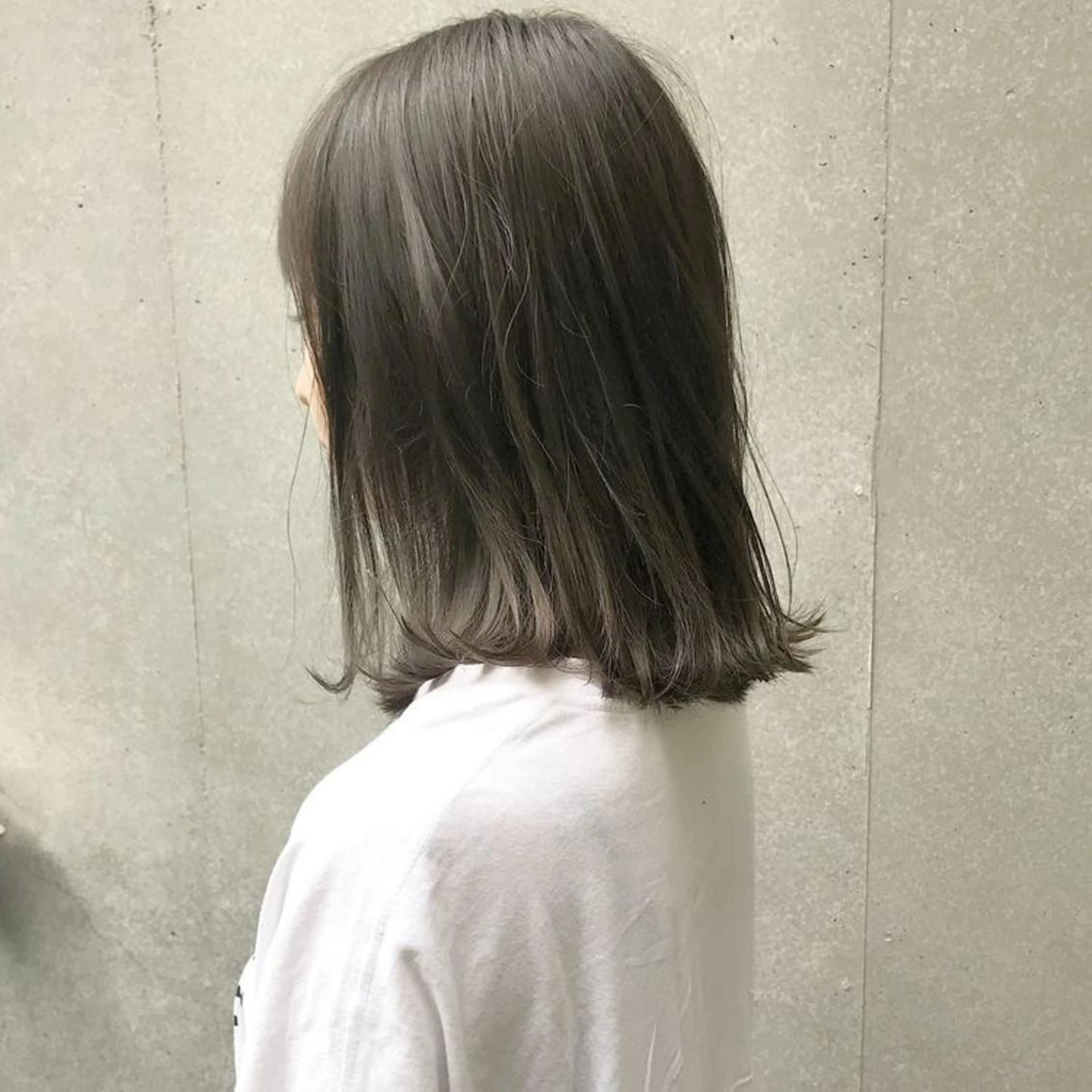 ミディアム カラー NERO 眞下秋歩のヘアスタイル