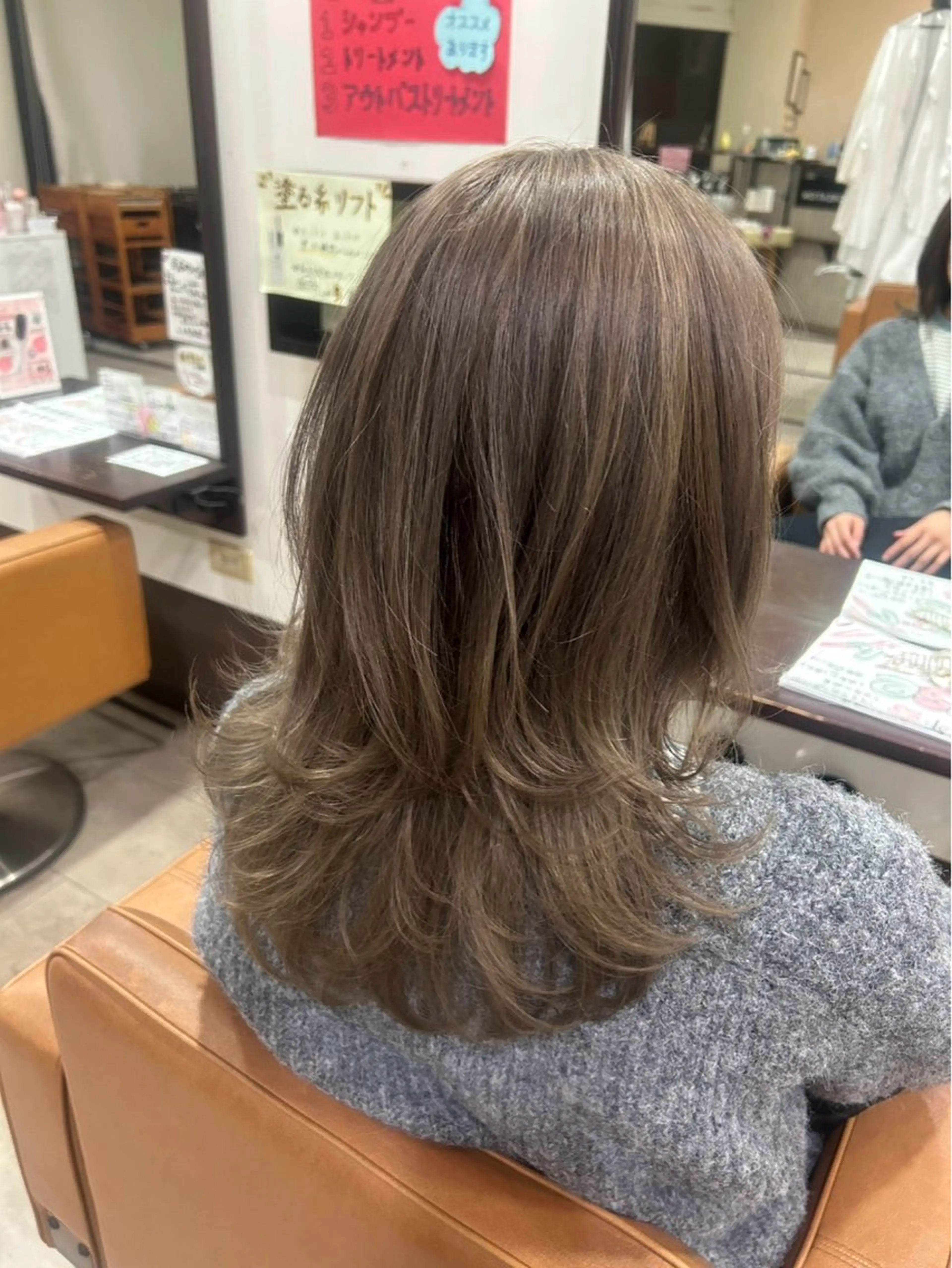 セミロング カラー ベージュカラー ミルクティーベージュ ハッシュカット カット ヘアカラー トリートメント 長谷川 柚乃のヘアスタイル