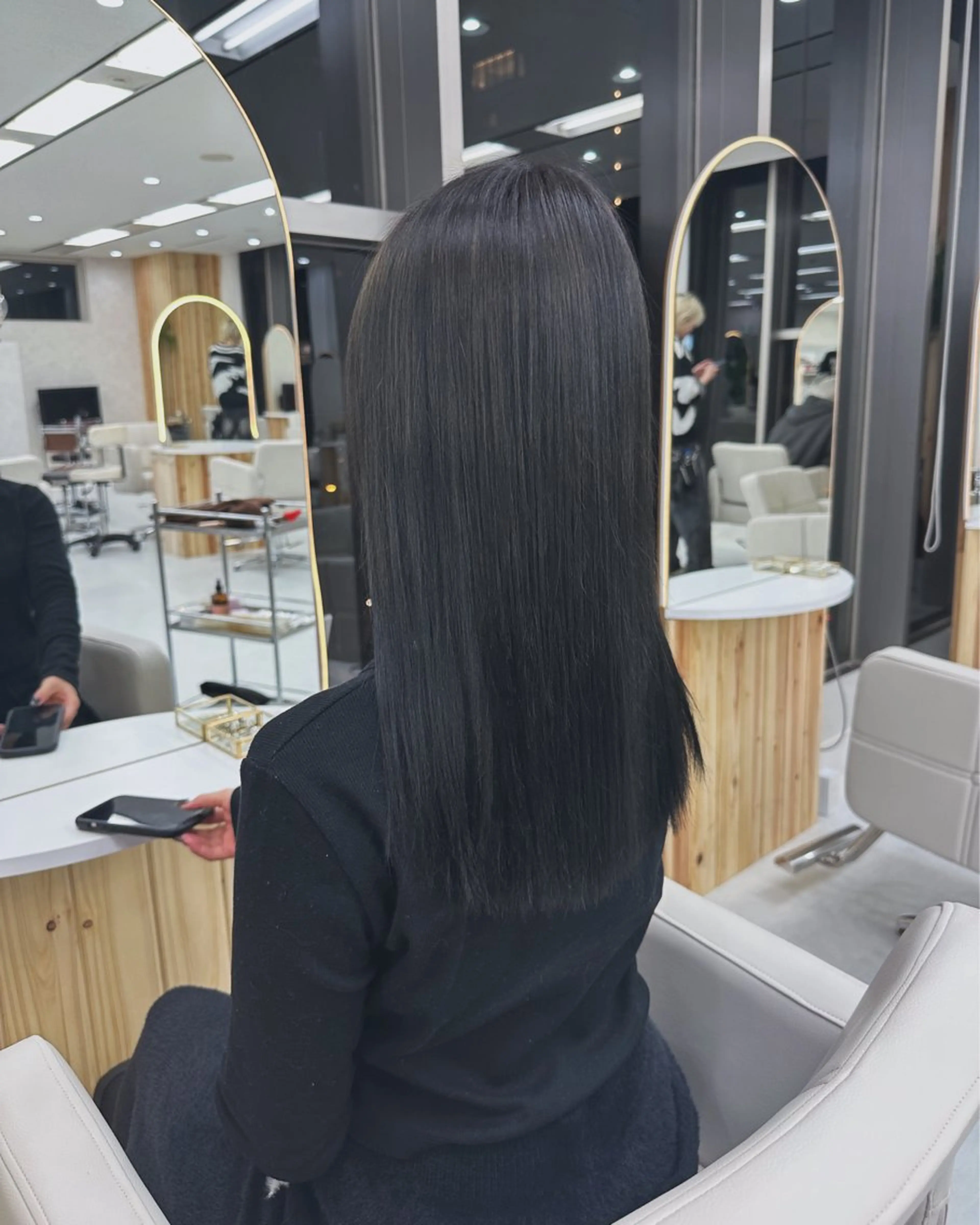 セミロング カラー 黒髪 透明感カラー グレーブラック 大場 賀句のヘアスタイル