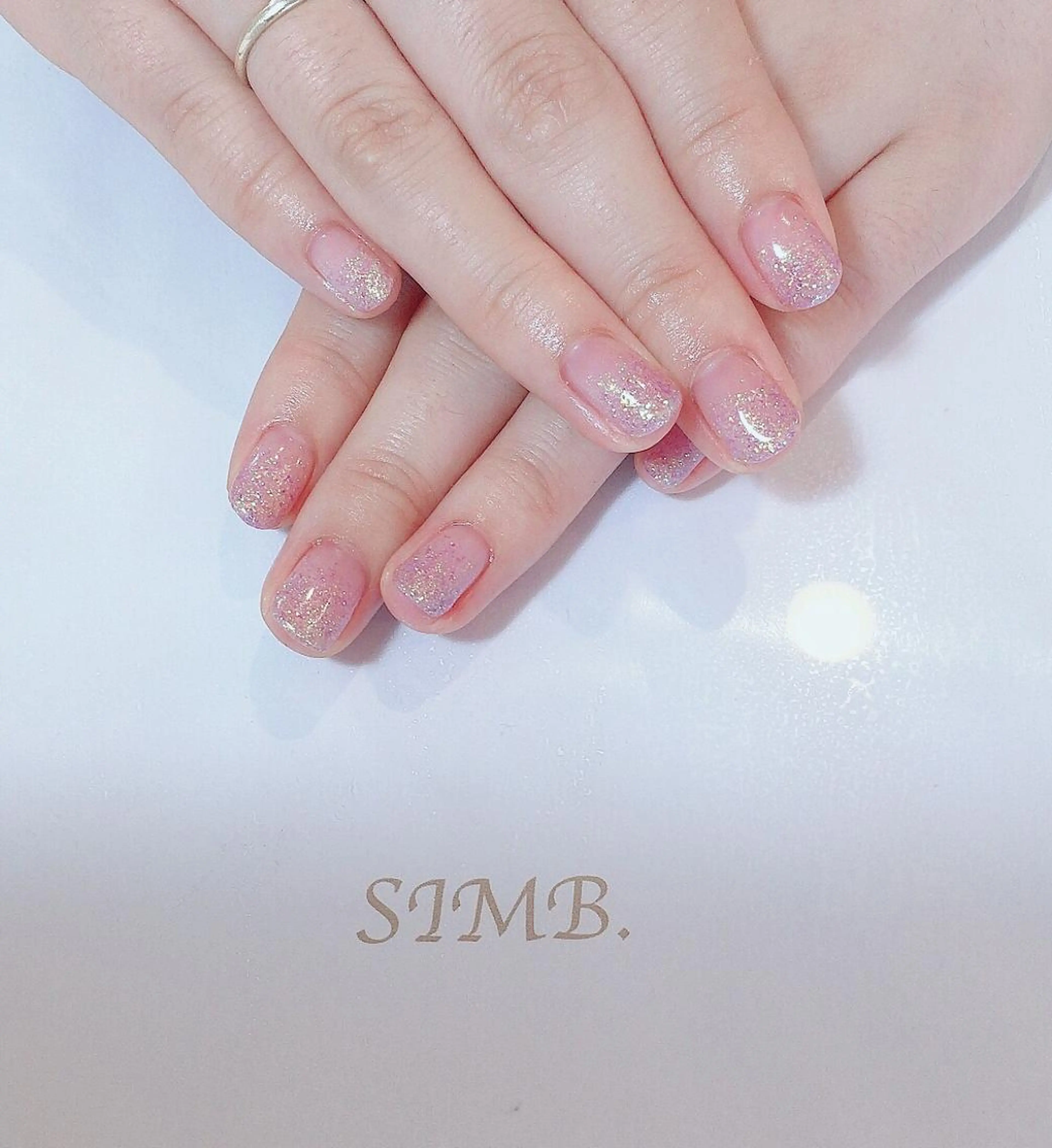 ネイル グラデーション ラメ(グリッター) ラメグラデーション nailsalon SIMB.のネイルデザイン