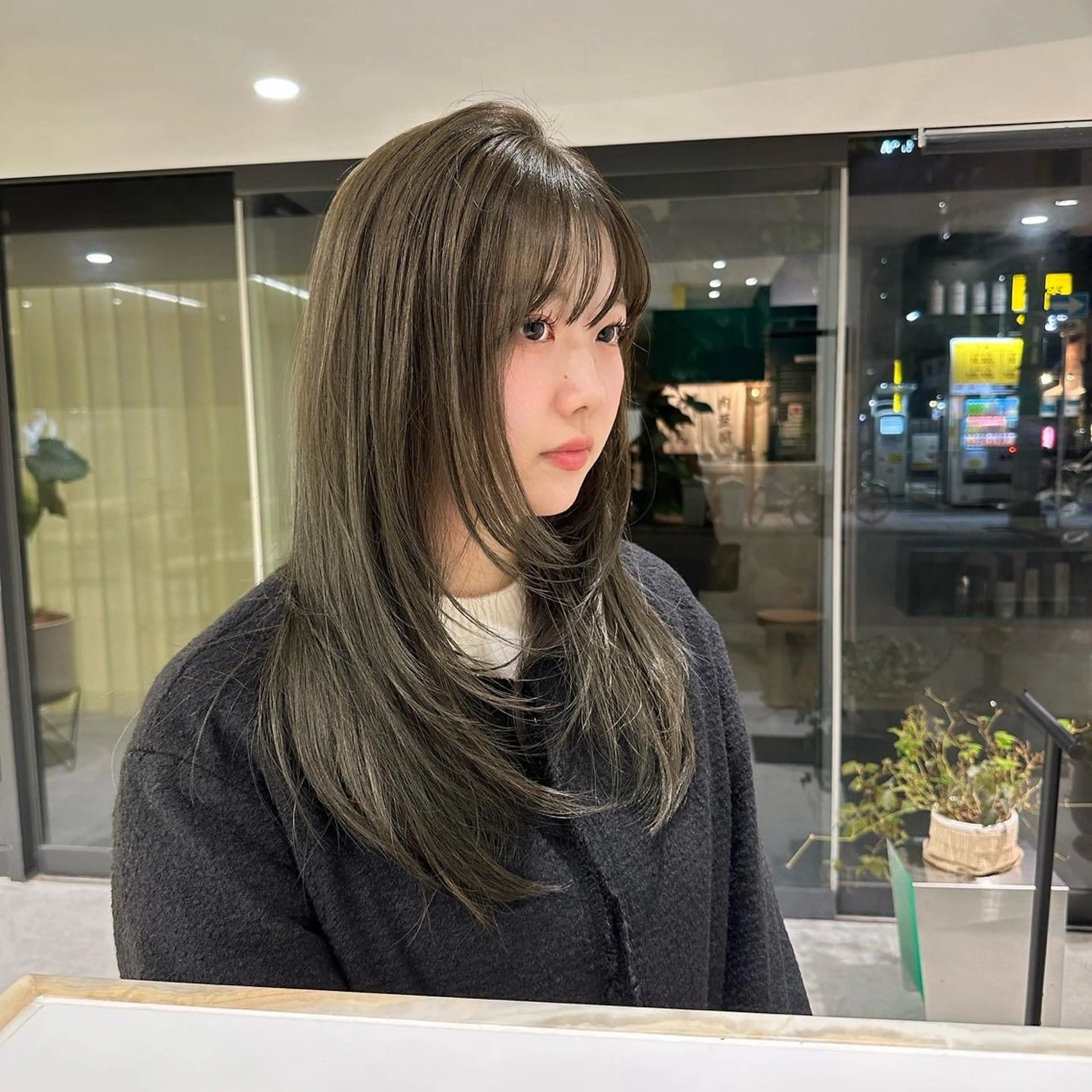 セミロング カラー グレージュ オリーブグレージュ オリーブグレー カット M所属・ハイトーン/透け感 カラー🎀真香のヘアスタイル