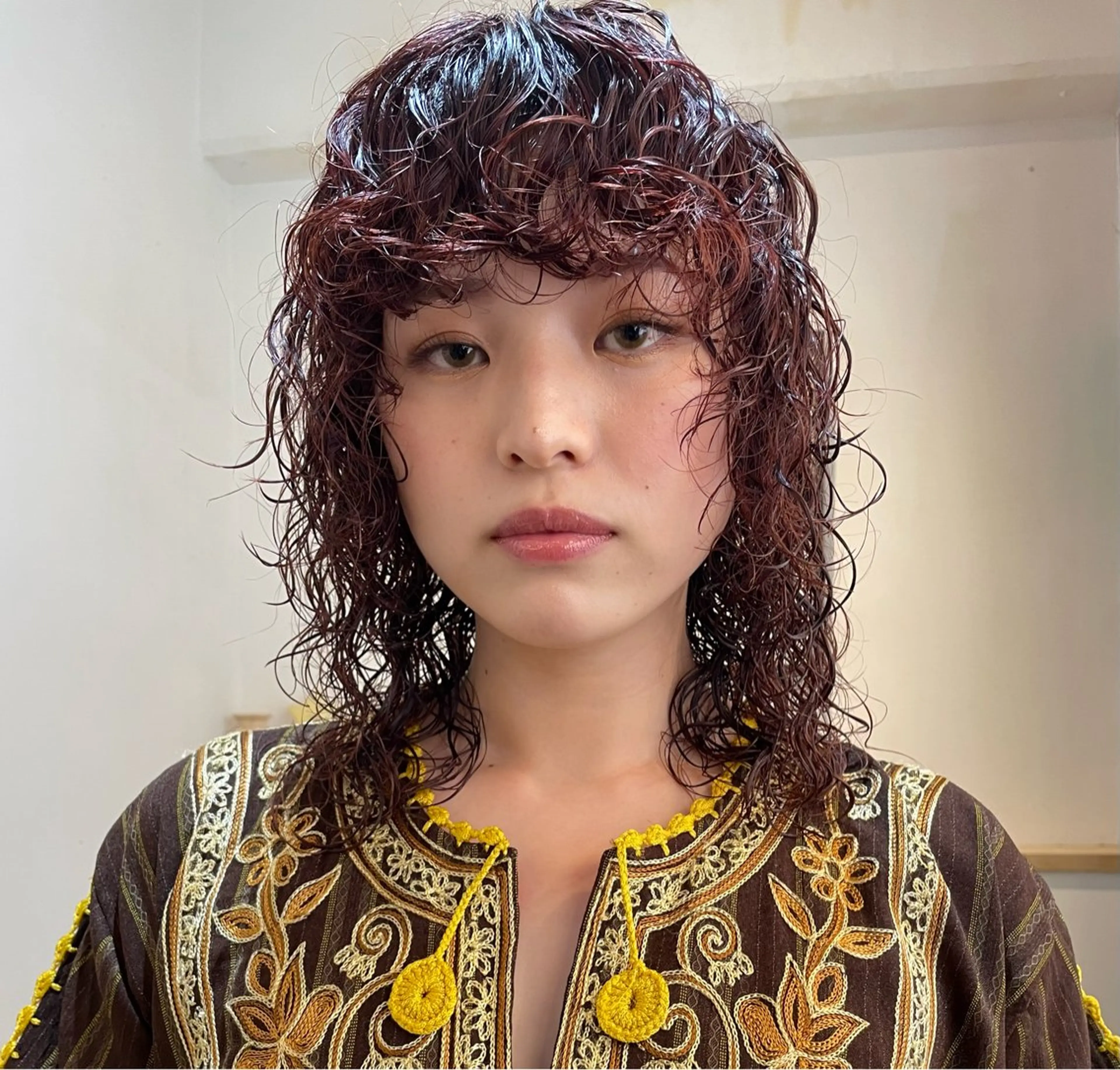 ミディアム カラー パーマ ミディアムレイヤー ミディアムパーマ カシス ピンクカラー レイヤーカット カット ヘアカラー パーマ トリートメント Kouta/似合わせ /パーマ/カラーのヘアスタイル