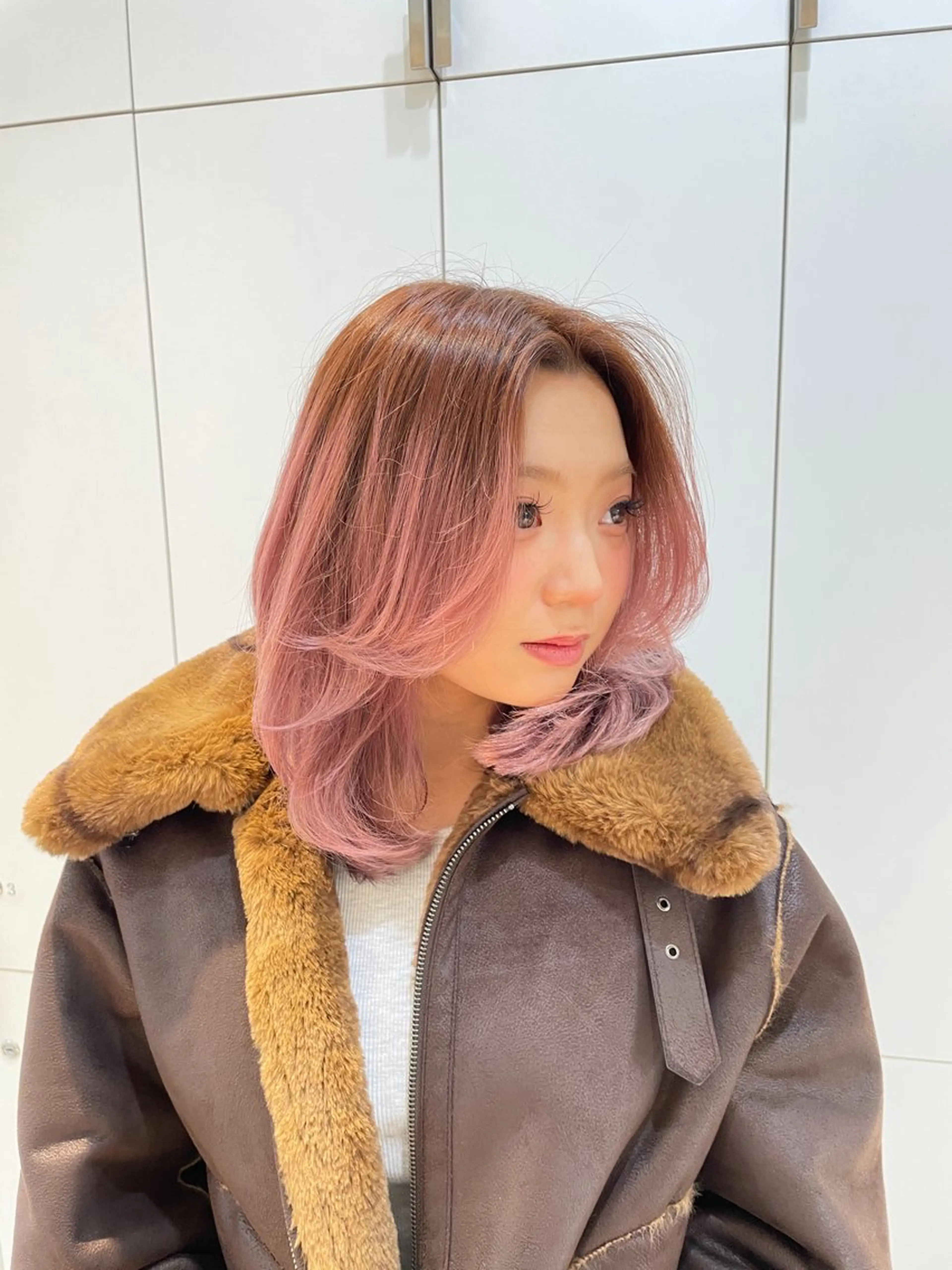 セミロング カラー ヘアアレンジ グラデーションカラー ピンクカラー 伸ばしかけ レイヤーカット カット ヘアカラー トリートメント ヘッドスパ ヘアセット 艶髪✨寒色カラー✨ 翁長孝輔のヘアスタイル