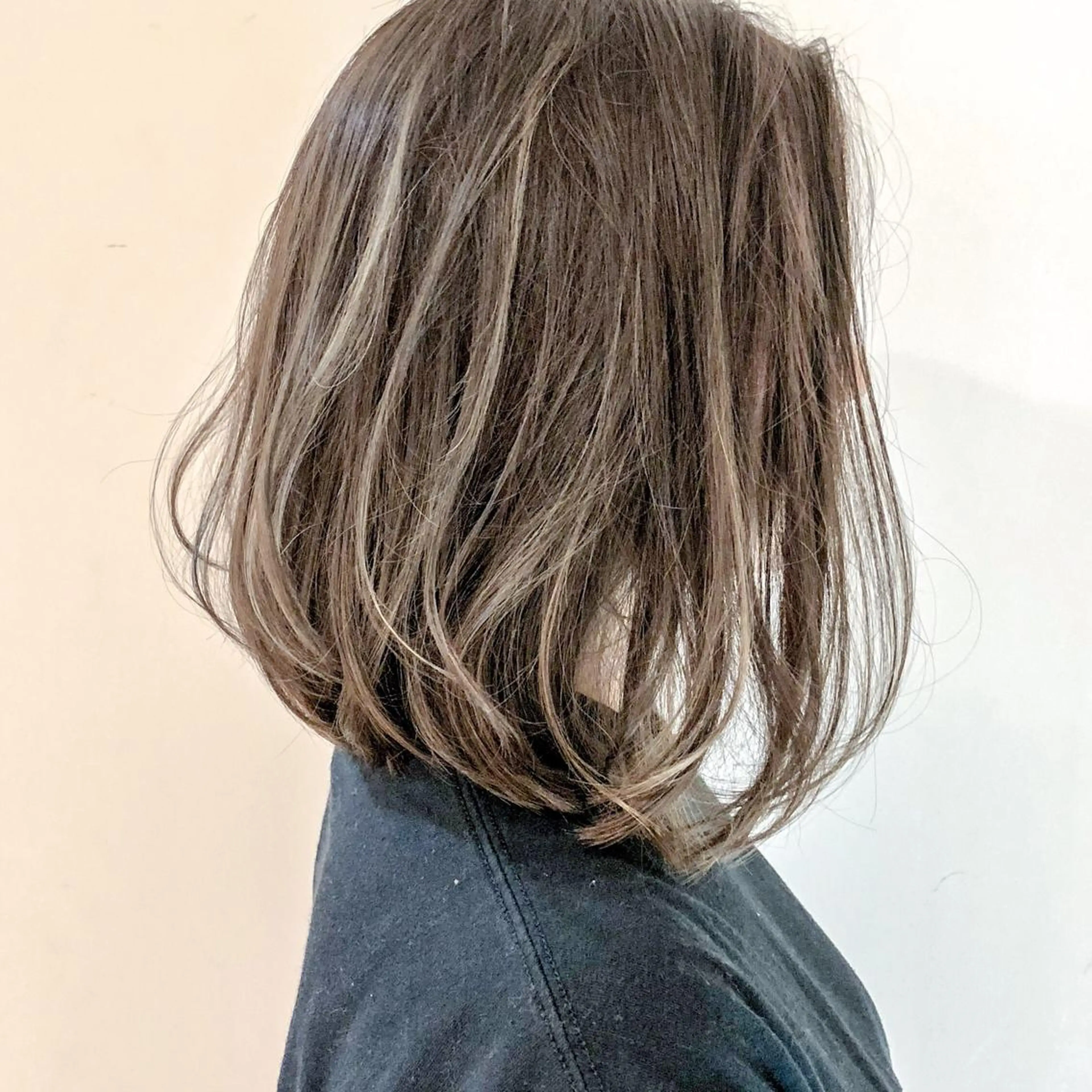 ショート カラー ネイル 前下がりボブ ハイライトカラー ボブ 外国人風カラー ハイライト カット ヘアカラー トリートメント 中山 天地のヘアスタイル