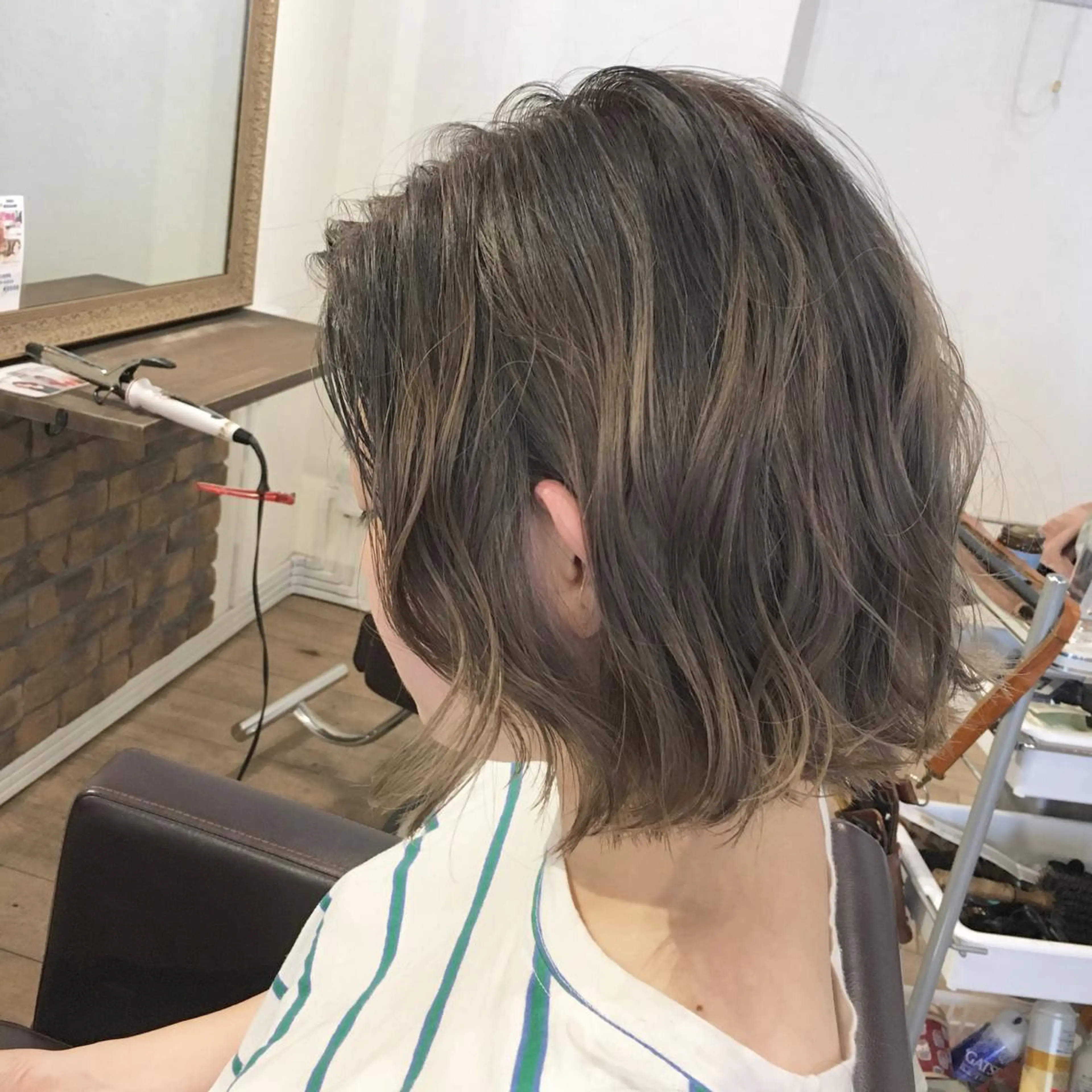 ショート カラー 切りっぱなしボブ アッシュ ベージュカラー ブリーチ ハイライトカラー JILBLAN京都 ショート/ハイライトのヘアスタイル