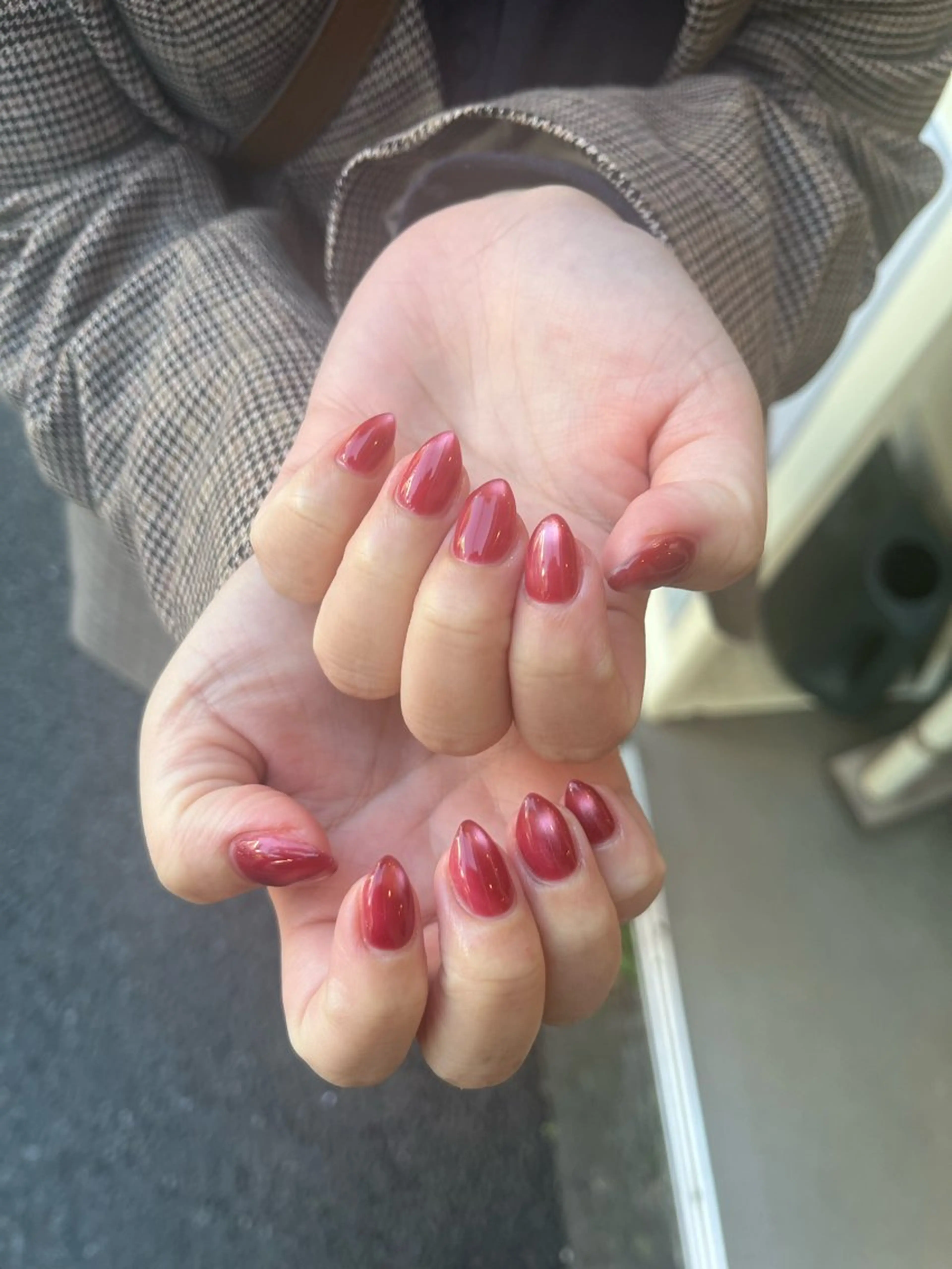 ネイル マグネットネイル 赤色 冬ネイル クリスマス ハンドネイル AT.1011(アトリエテンイレブン)所属・AT.1011 (ハルカ)のネイルデザイン