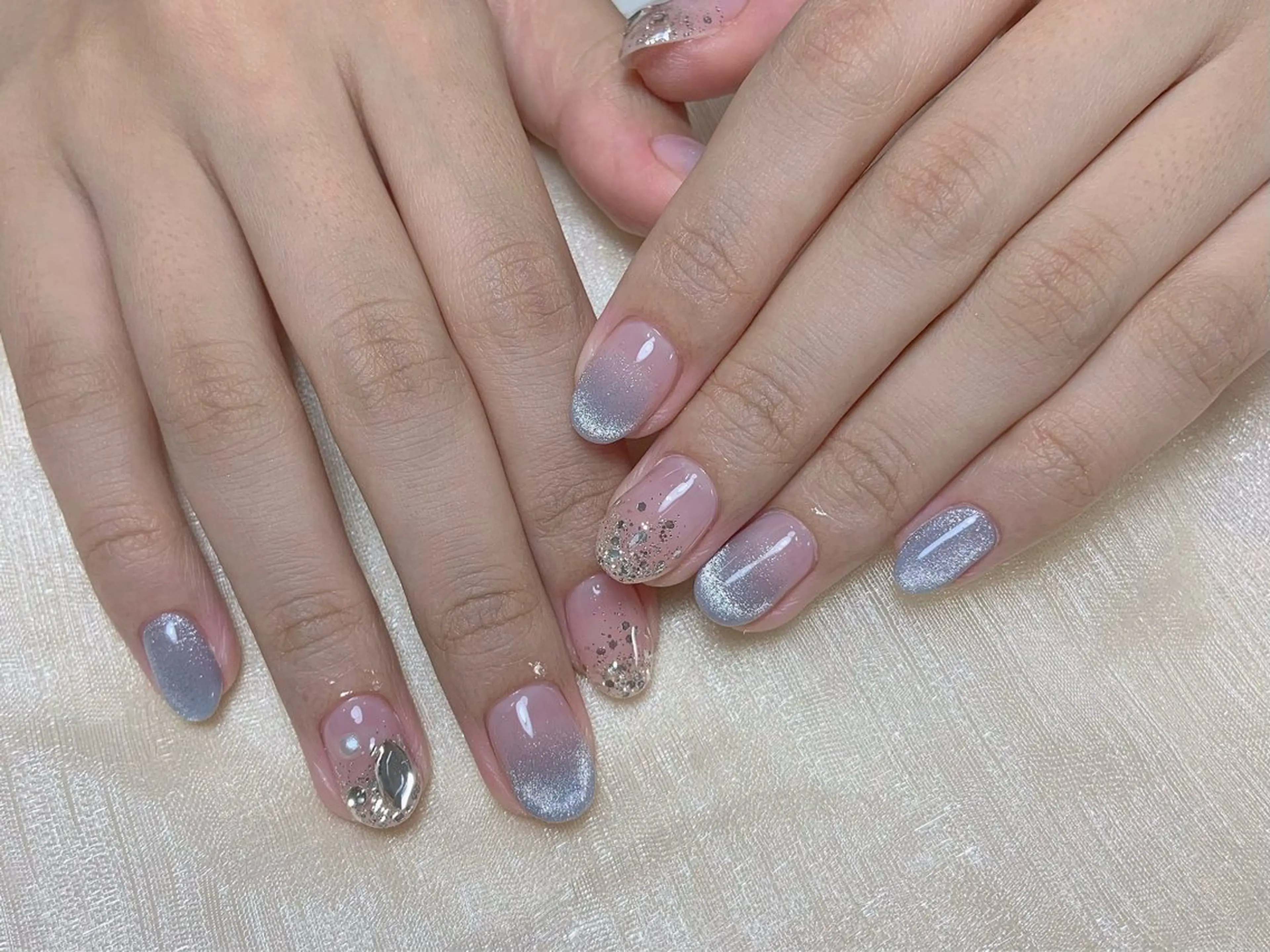 ネイル オーロラネイル ブルー チークネイル フレンチネイル ジェルネイル Nail Jolie所属・Nail Jolieのネイルデザイン