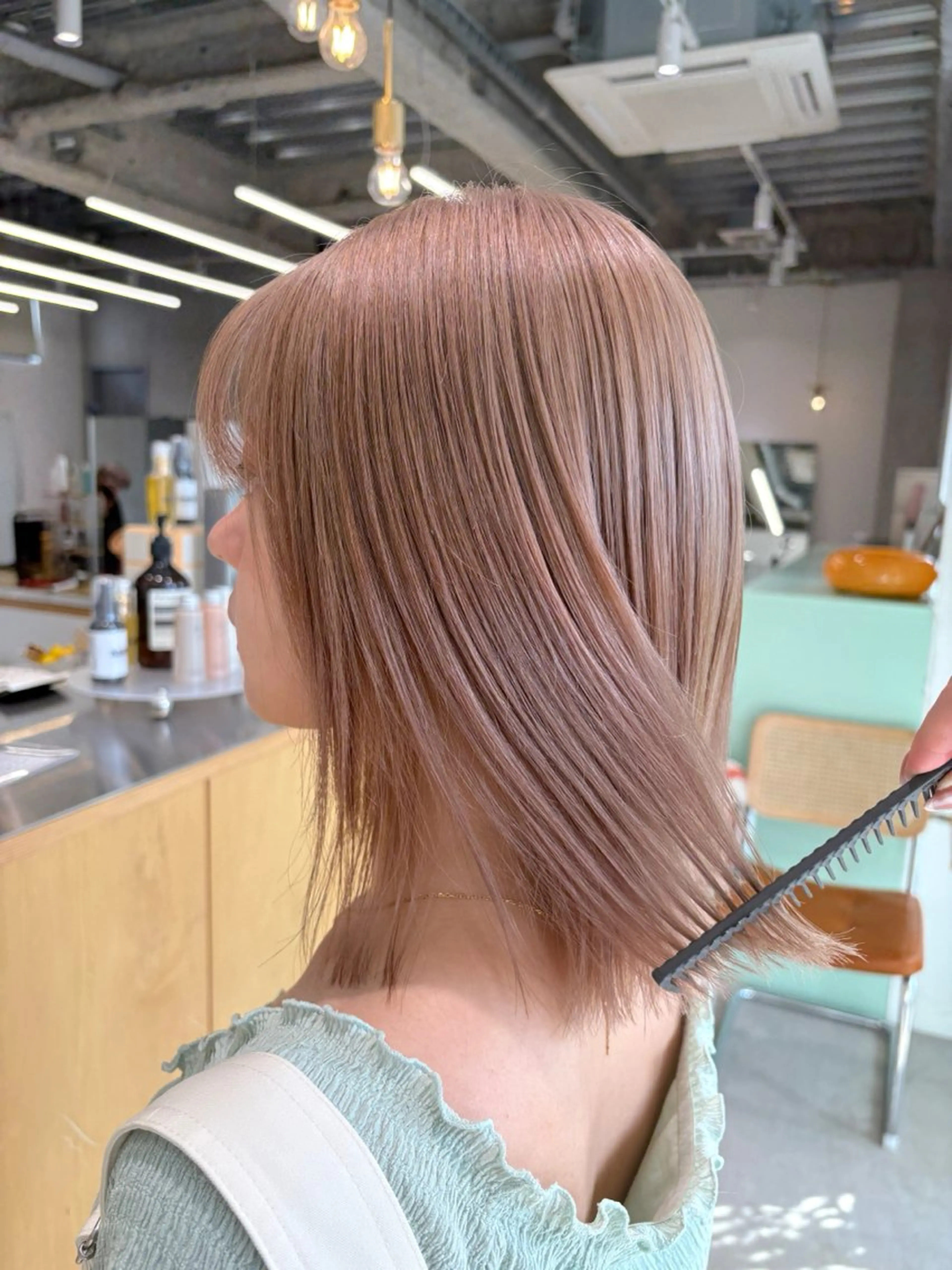 セミロング カラー ベージュカラー ブリーチ ケアブリーチ 透明感カラー ミルクティーベージュ hollo 原宿所属・ハイトーンカラー/ ダブルカラー/EMIのヘアスタイル