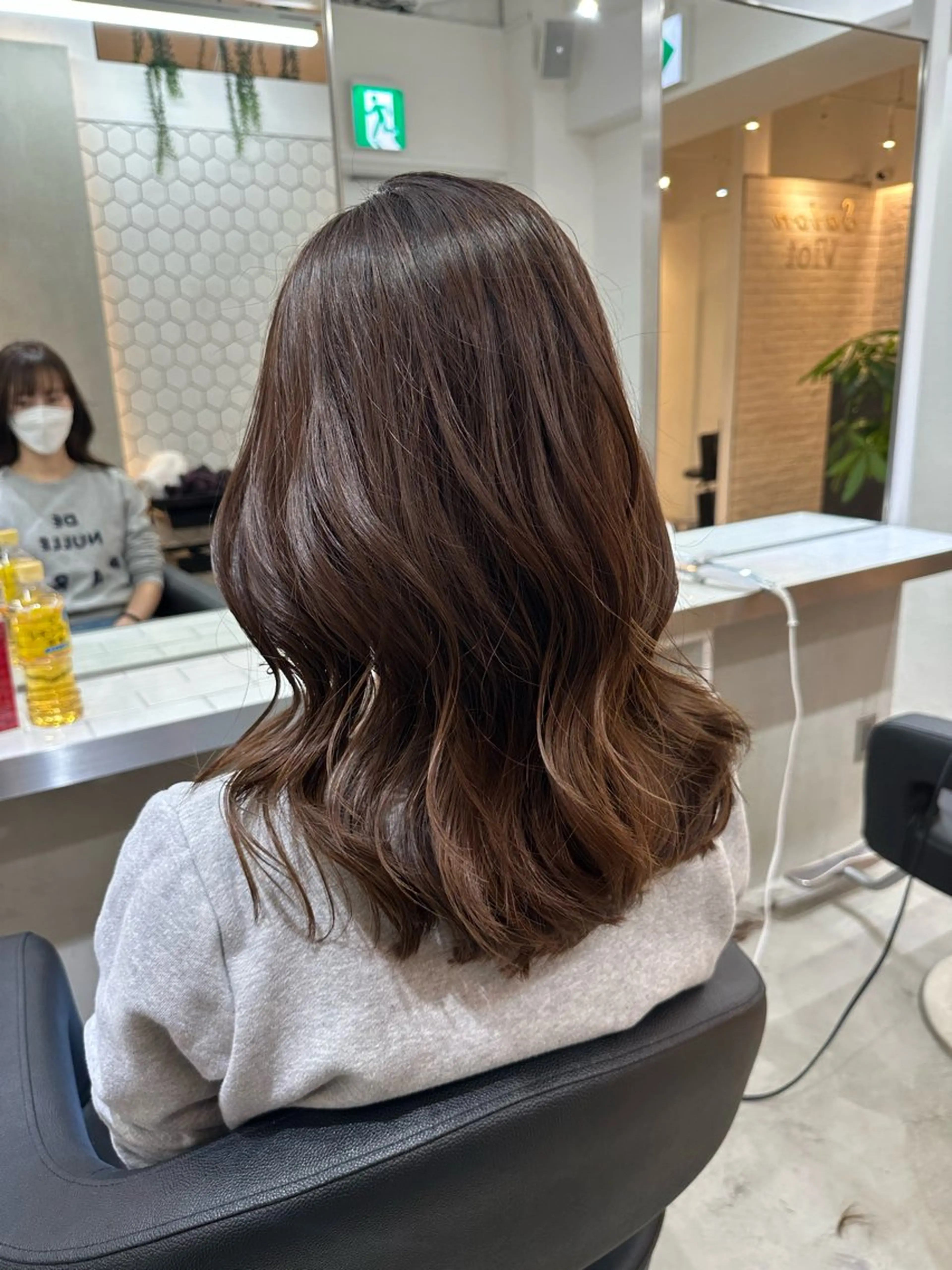 ミディアム くびれヘア ワンホンヘア 艶髪レイヤー顔周り グレージュ添田晃基のヘアスタイル