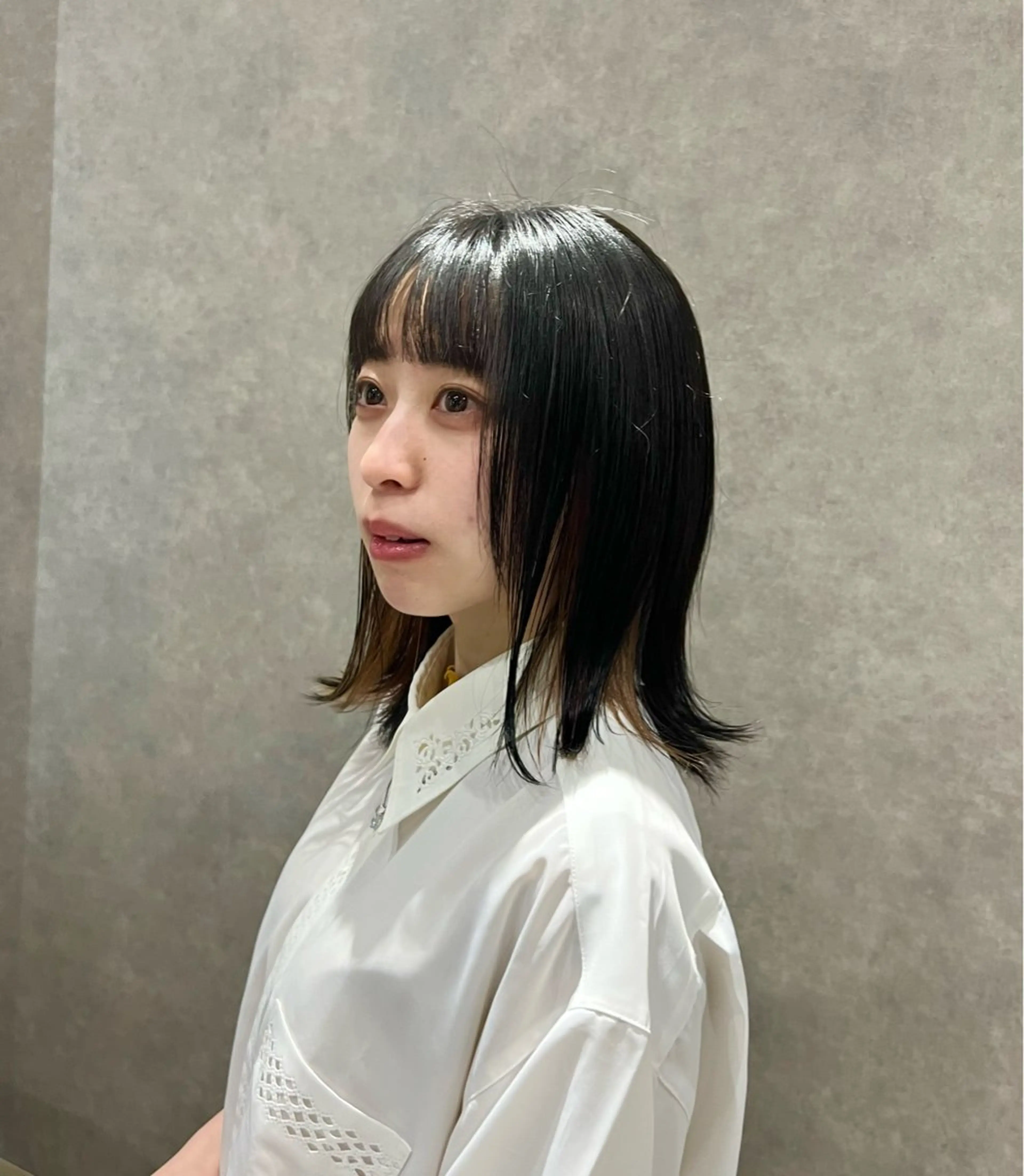 ミディアム 【レイヤー/透明感/ ハイトーン】Rionのヘアスタイル