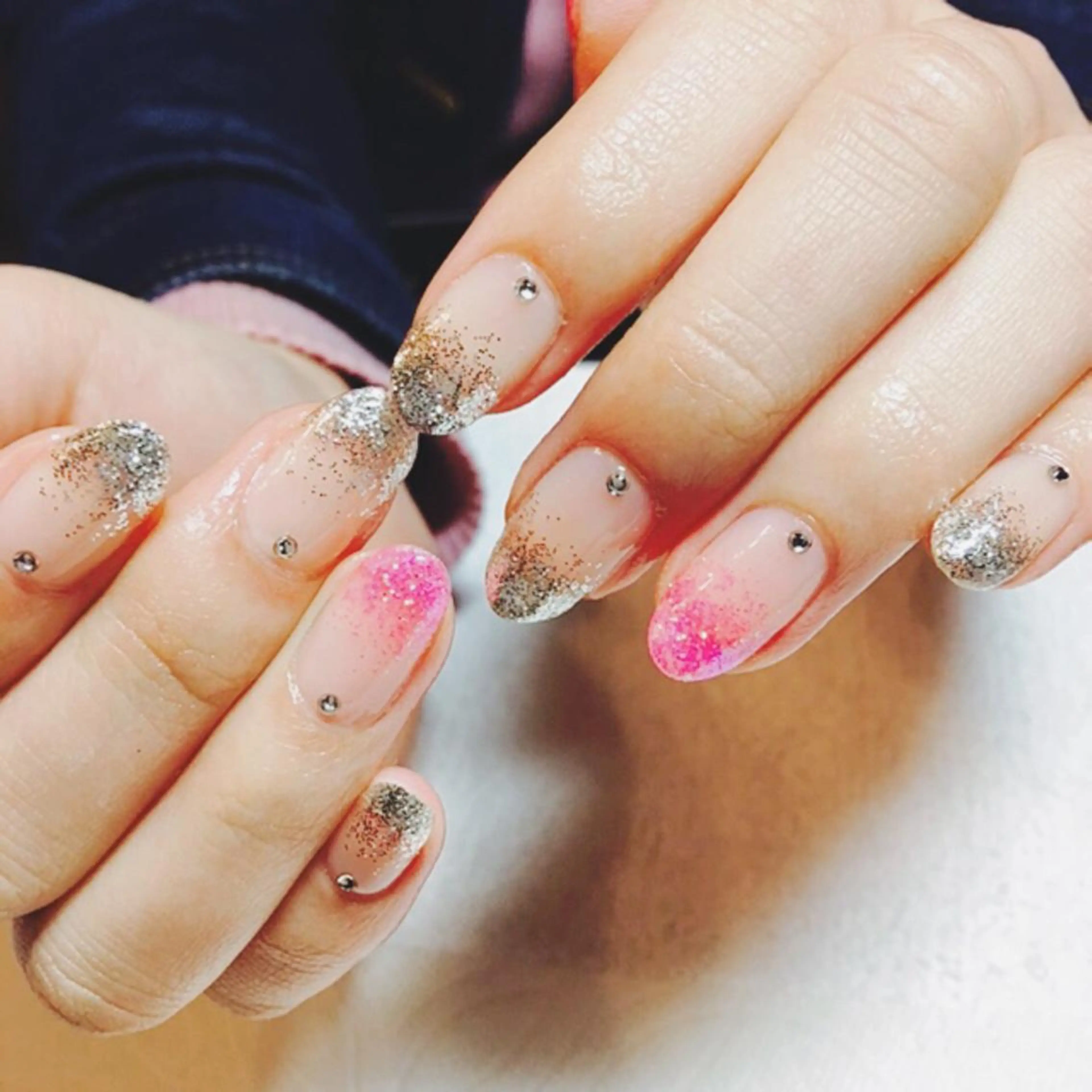 ネイル グラデーション キラキラネイル ラメ(グリッター) THECOLORS所属・近貞 莉奈のネイルデザイン