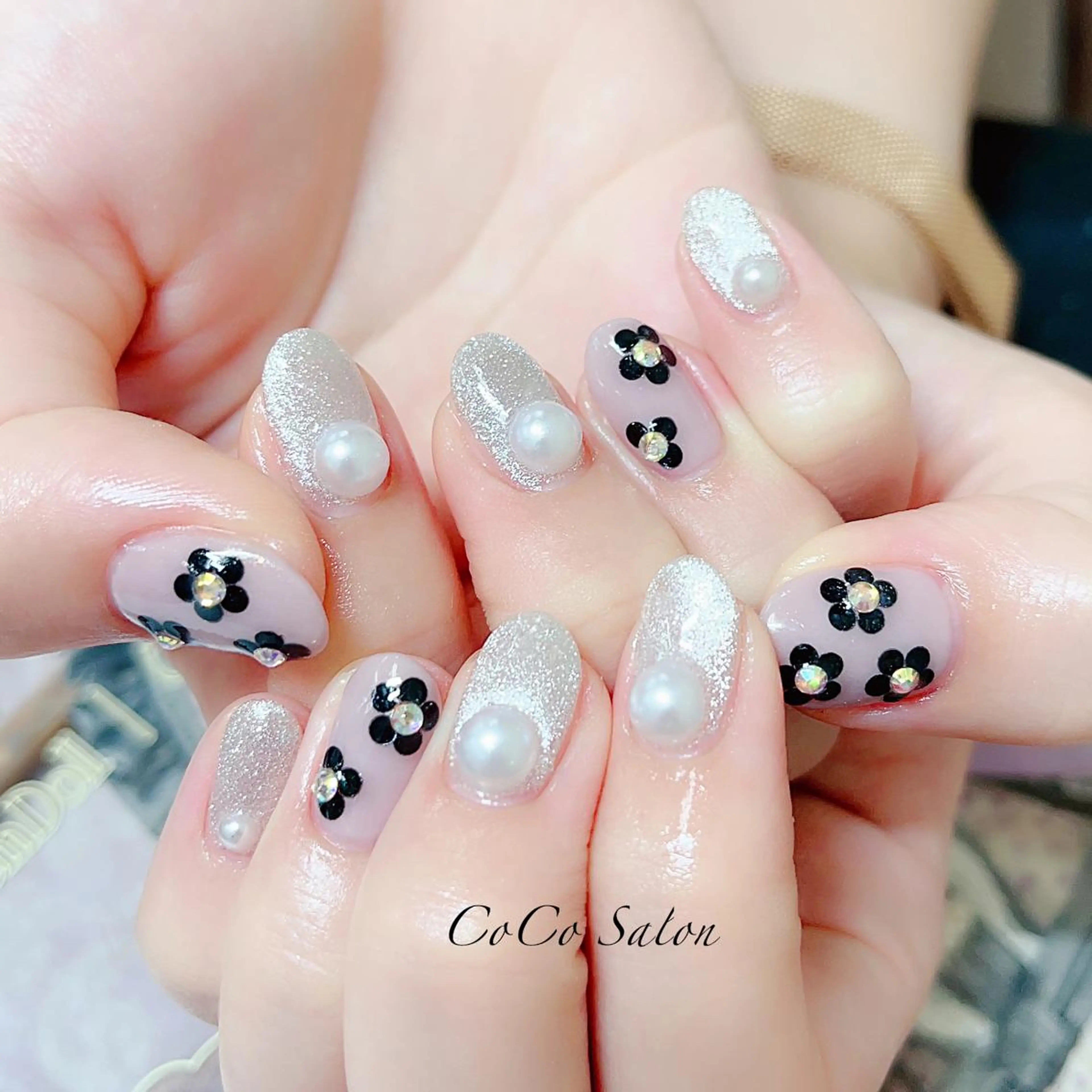 ネイル 成人式 長さ出し フラワーネイル ジェルネイル ホログラムネイル ハンドネイル CoCoSalon ネイル/まつ毛予約のネイルデザイン