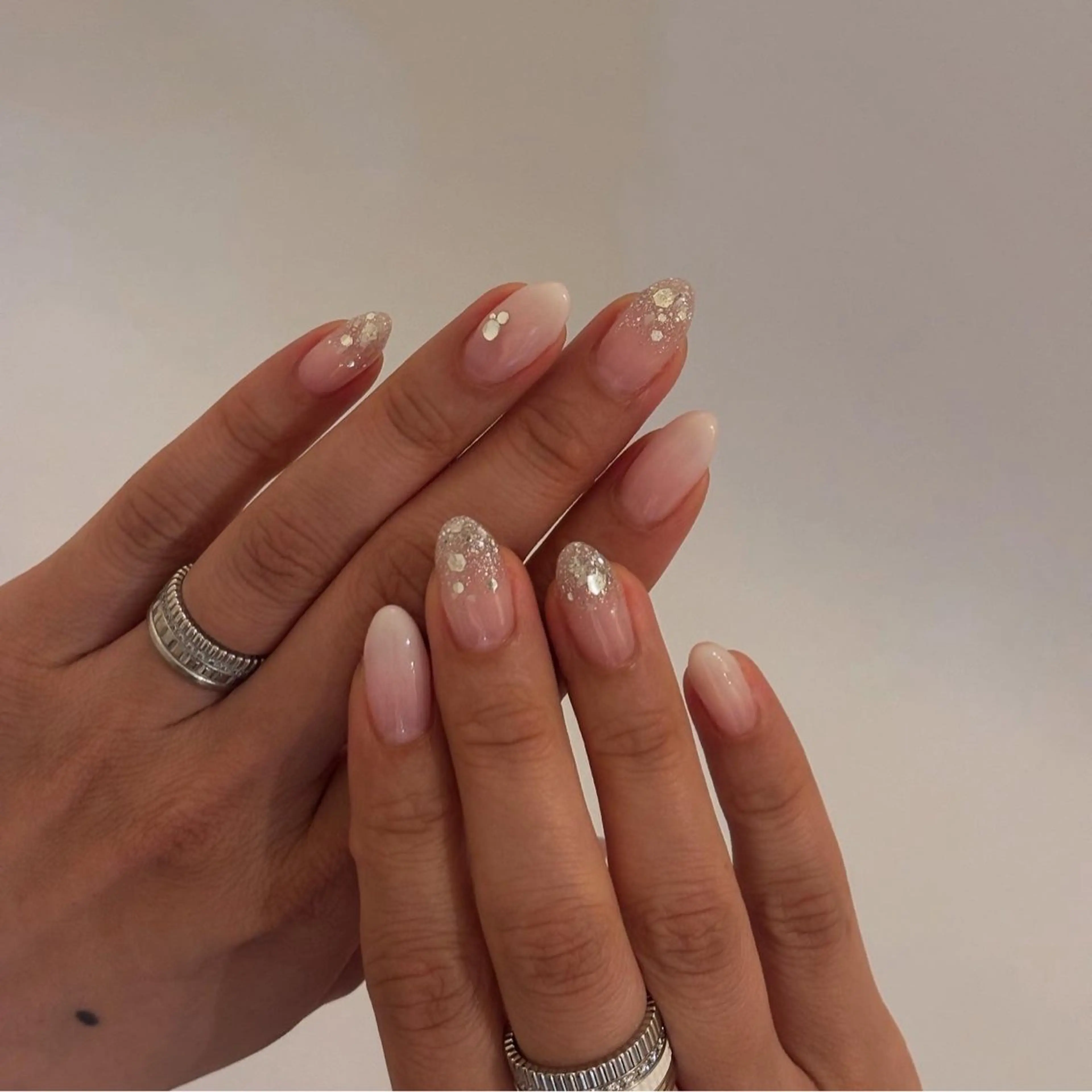 ネイル ラメ(グリッター) シルバー シンプルネイル ホワイト ハンドネイル Elio所属・Elio 国泰寺のネイルデザイン