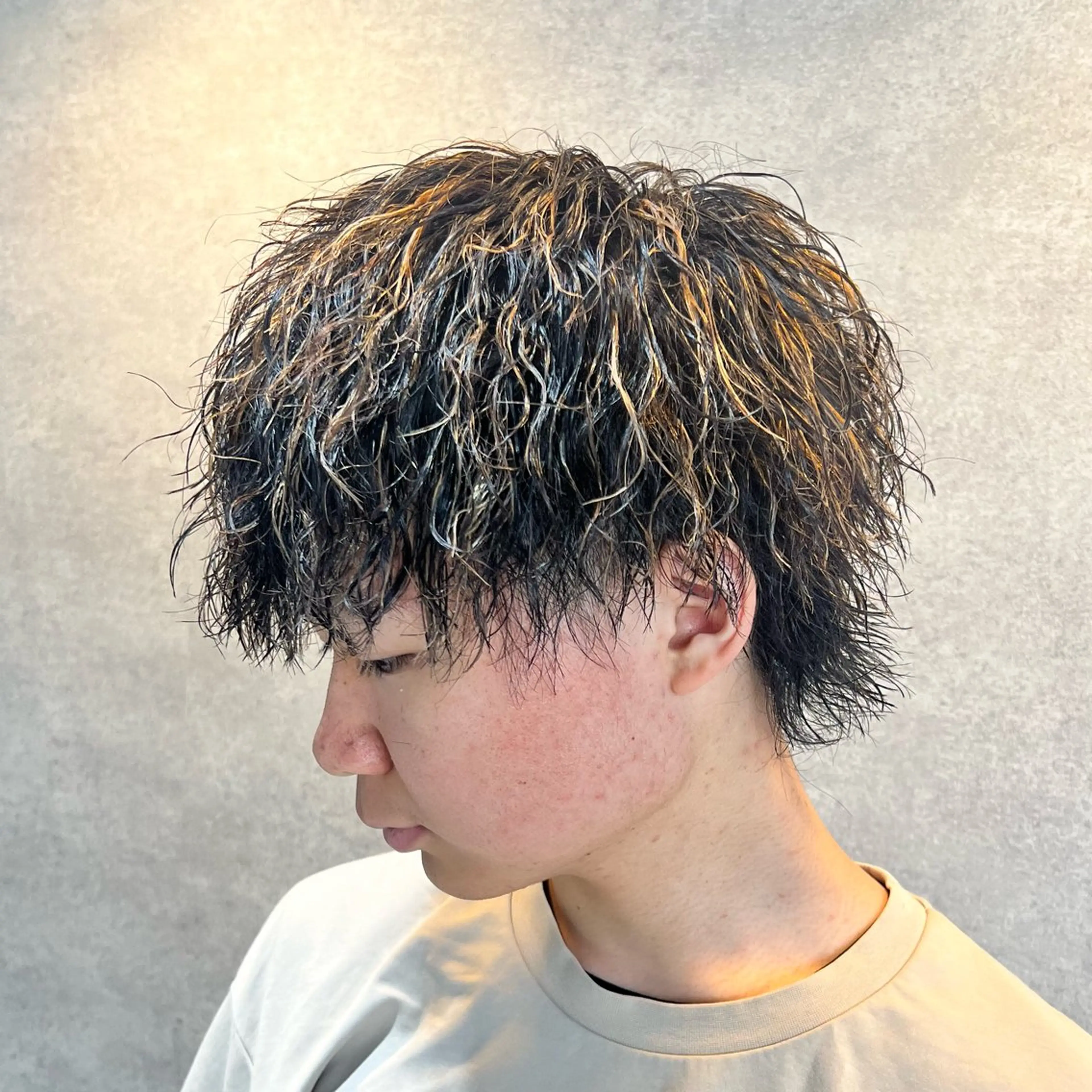 ショート カラー パーマ ヘアアレンジ メンズ センターパート メンズハイライト メンズメッシュ マッシュ メンズパーマ カット パーマ トリートメント ヘッドスパ ヘアセット 仕上がり満足度No. 1🔥BLUCK🔥のヘアスタイル