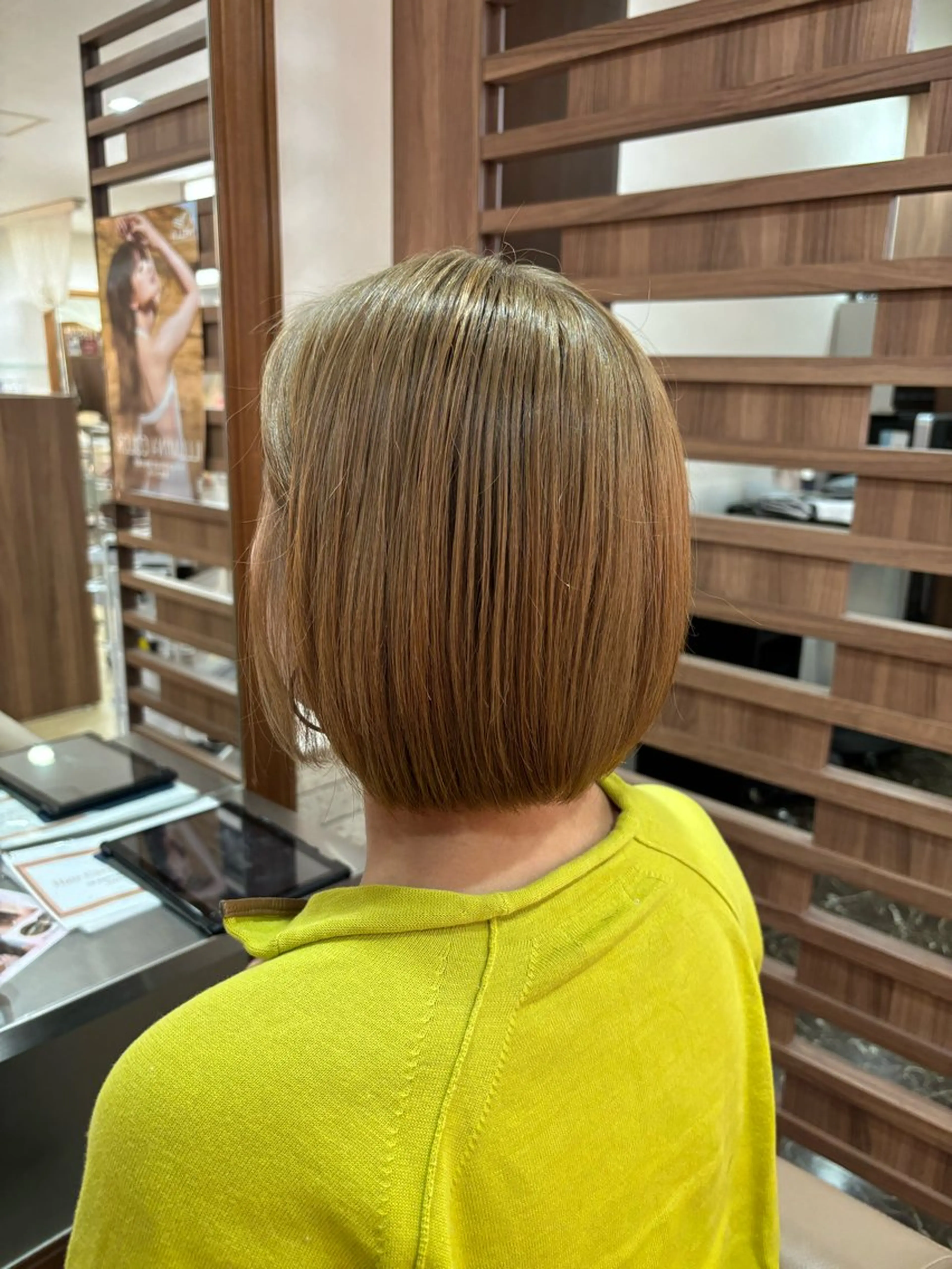 ショート カラー ベージュカラー ブリーチ ヘアカラー 神田 淳美のヘアスタイル