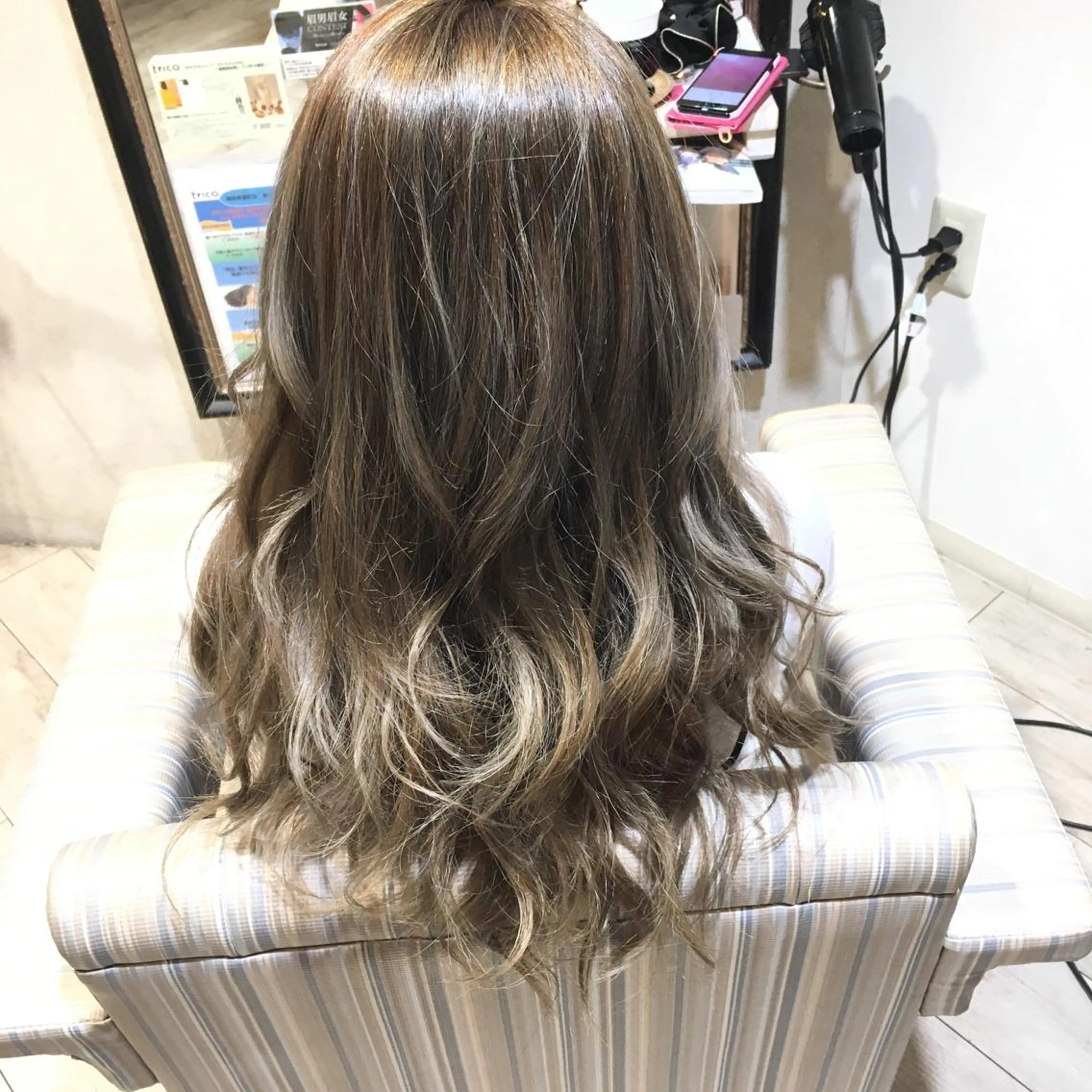 ロング カラー アッシュ グラデーションカラー ハイライトカラー シルバー シルバーアッシュ Dolce　梅田所属・城領 直輝のヘアスタイル