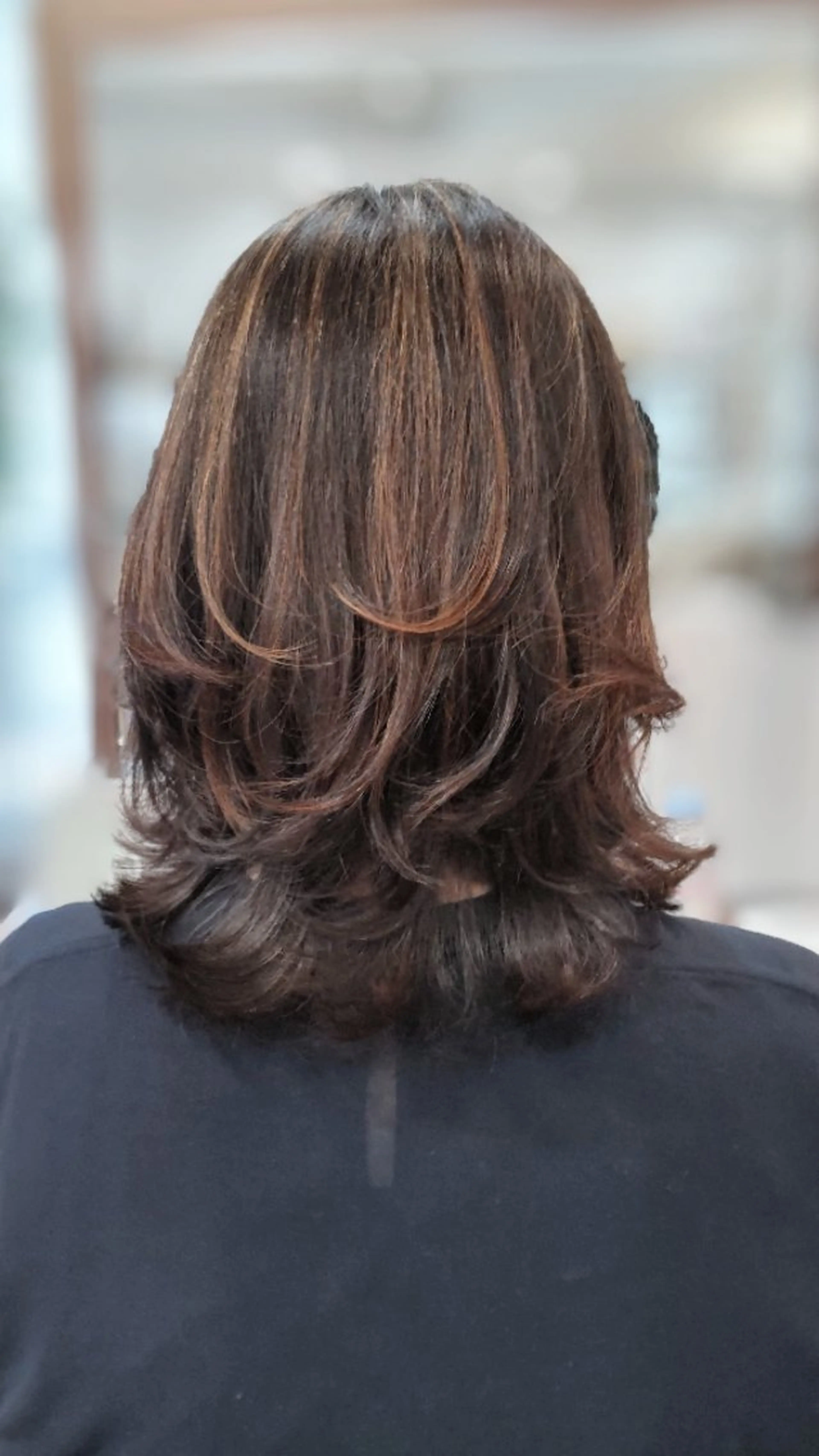 ミディアム ミディアムレイヤー ハイライト レイヤーカット 外ハネヘア ✂デザインカット🐟 高評価✂戸崎俊成✂のヘアスタイル