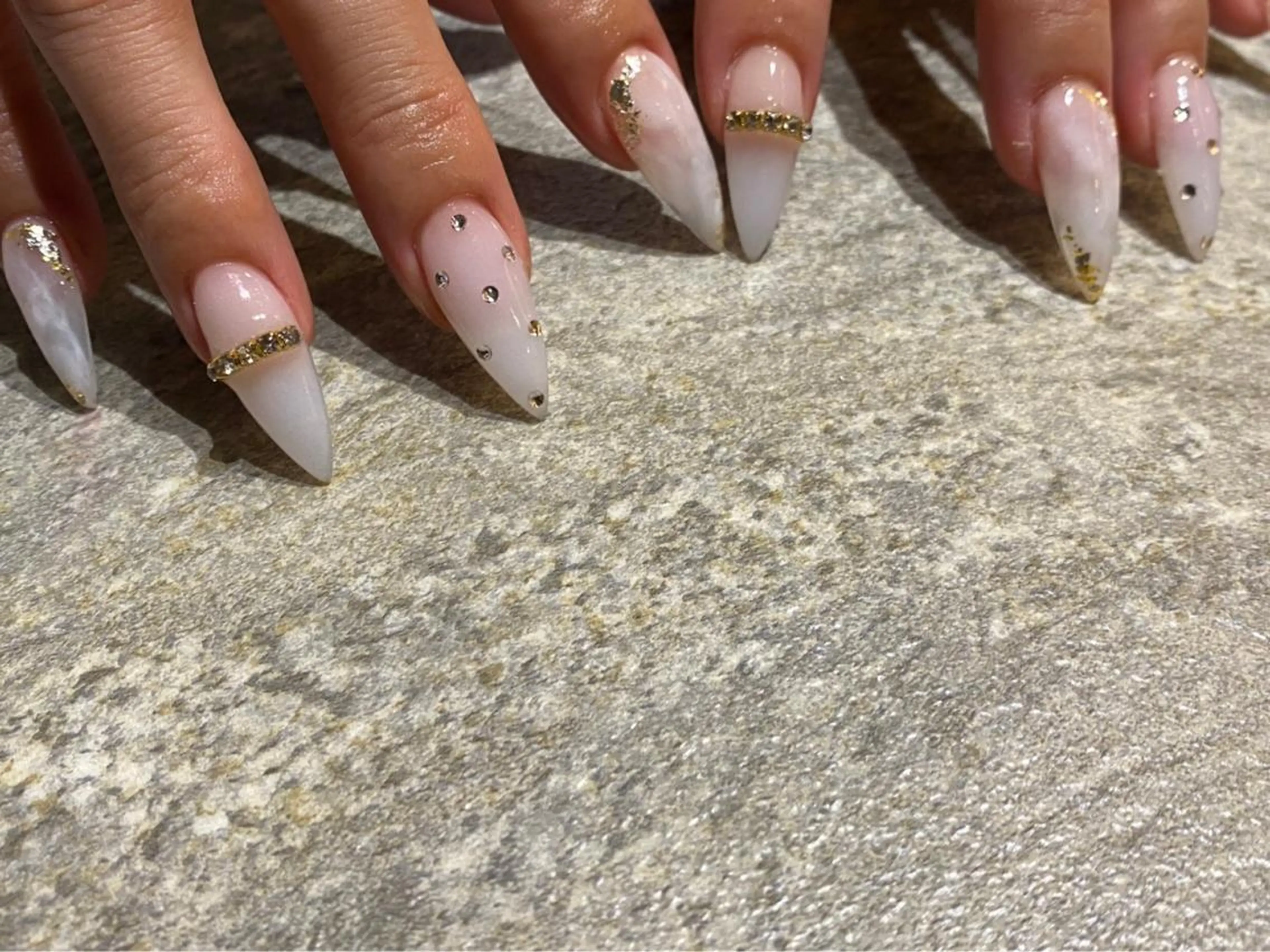 ネイル キラキラネイル 【やり放題専門店】 スカルプ＆長さ出しのネイルデザイン