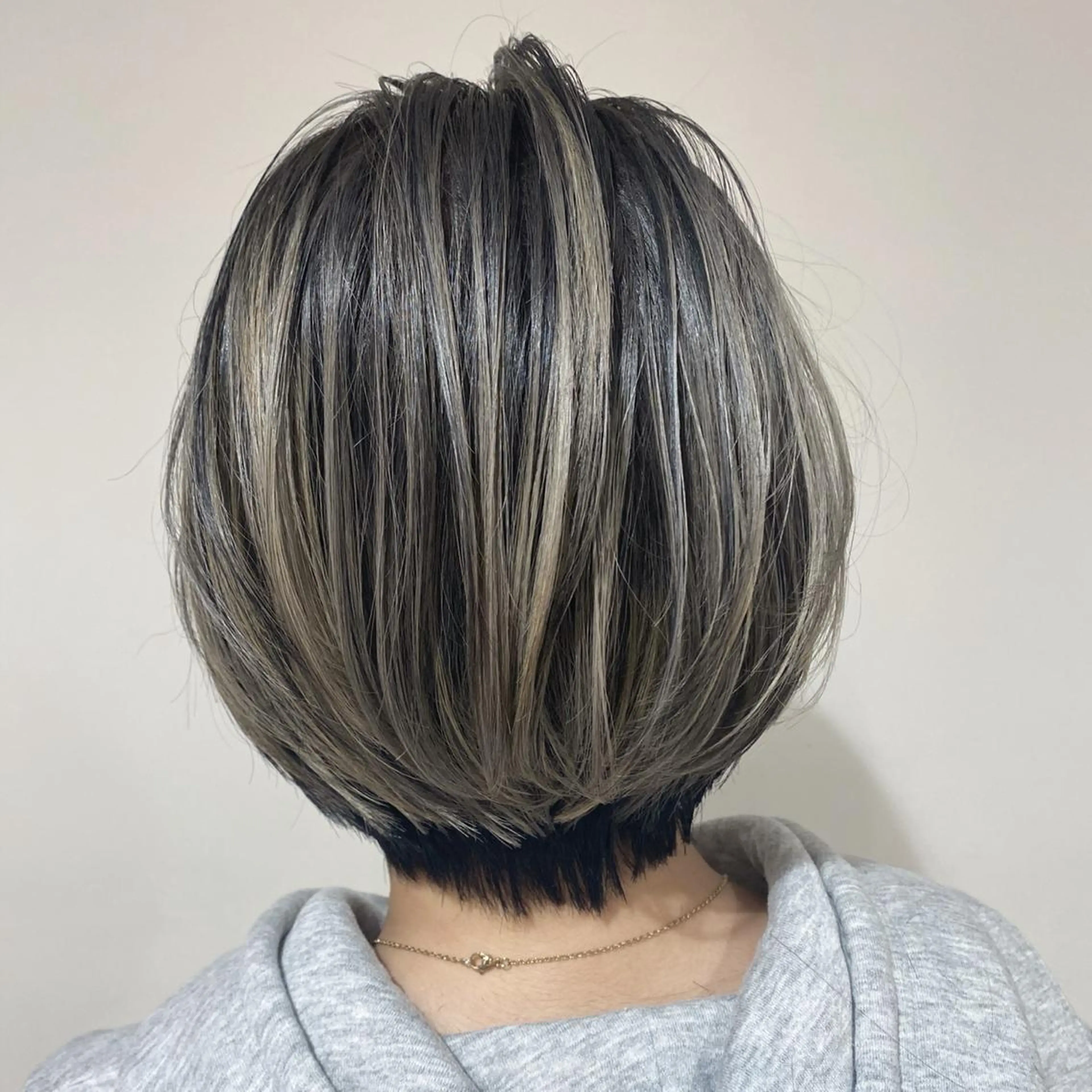 ショート カラー アッシュ アッシュグレー アッシュグレージュ バレイヤージュ ミストバング AMI Hair  supply所属・髪質改善カラー 韓国風レイヤーのヘアスタイル