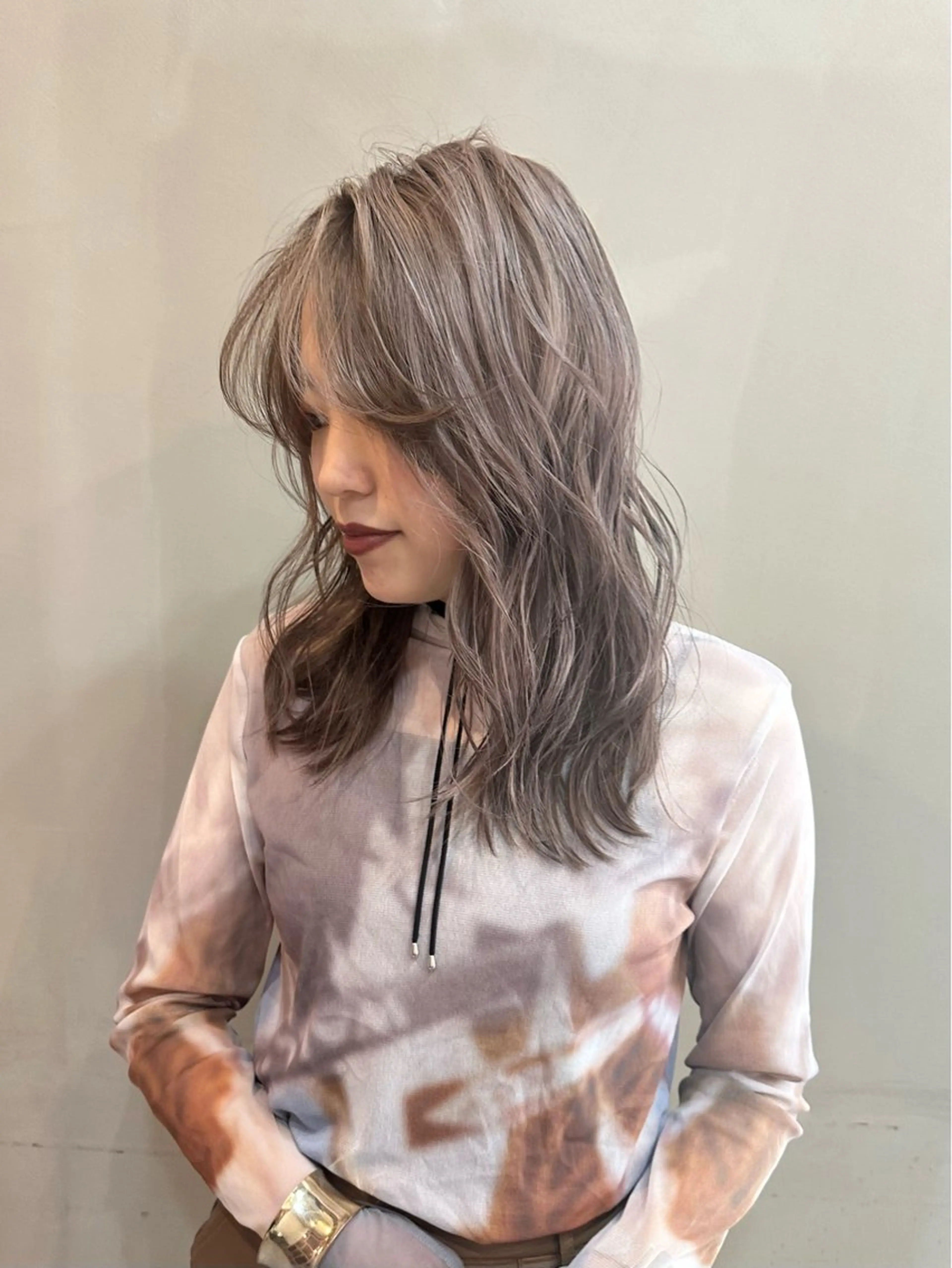 🦋 ブリーチカラー + カット + アミノリペアトリートメント〈派手すぎないくすみベージュカラー〉の写真