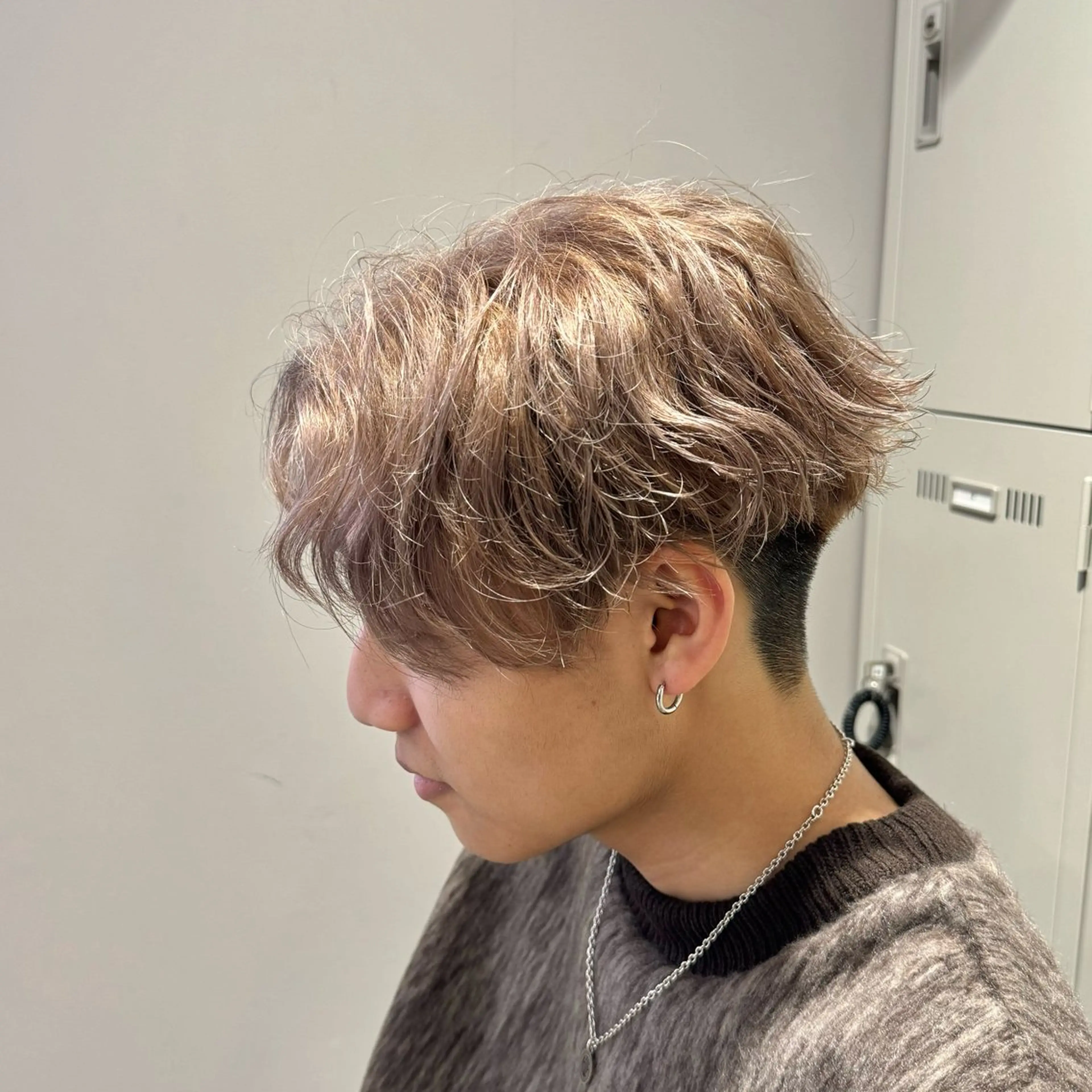 ミディアム カラー ヘアアレンジ メンズ メンズハイトーン ベージュカラー ハイトーンカラー ミルクティーベージュ カット ヘアカラー トリートメント ヘアセット 艶カラー の達人のヘアスタイル