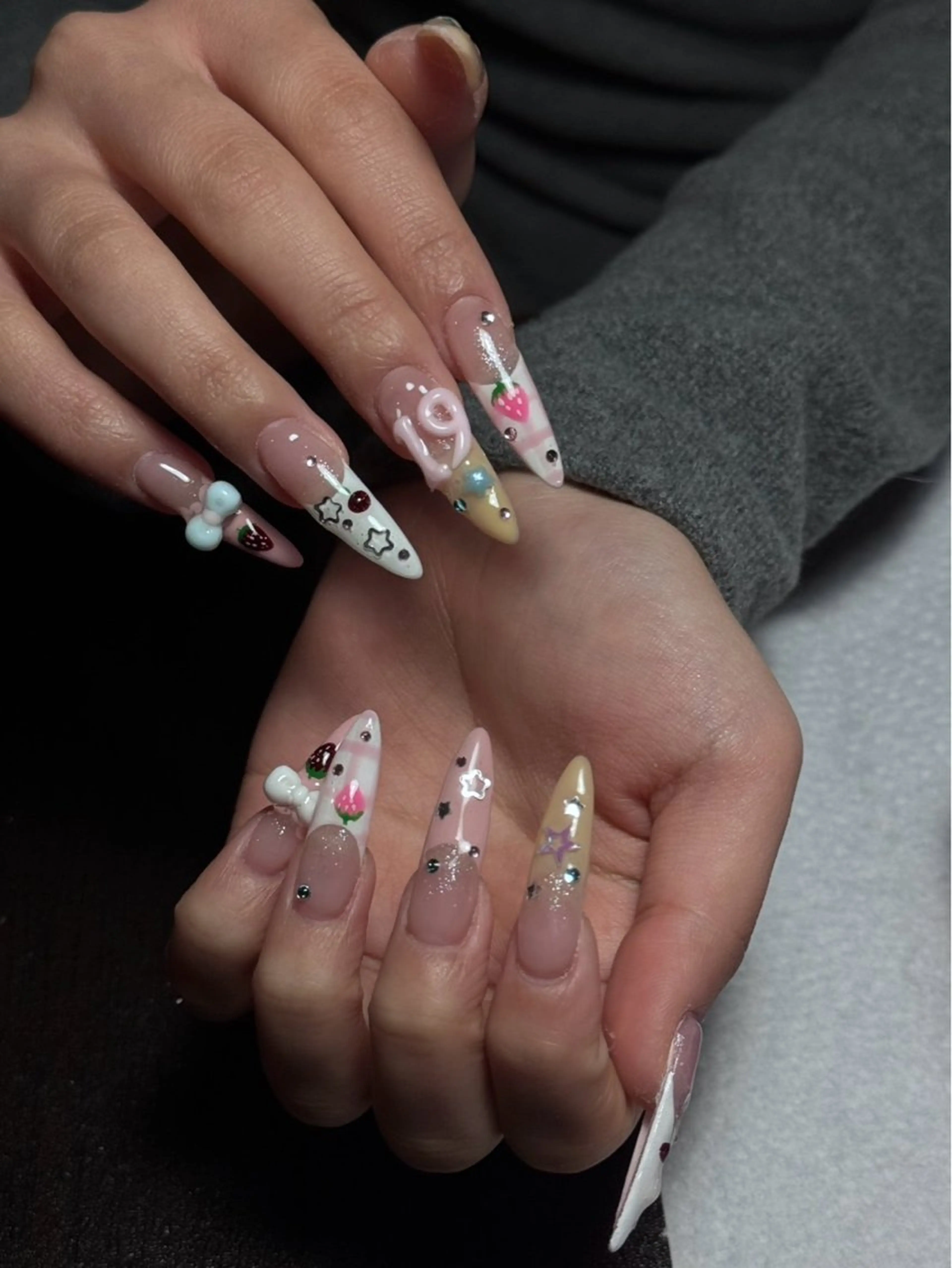 ネイル チークネイル ガーリー キラキラネイル 韓国ネイル ロングネイル ハンドネイル モンナ CCのネイルデザイン