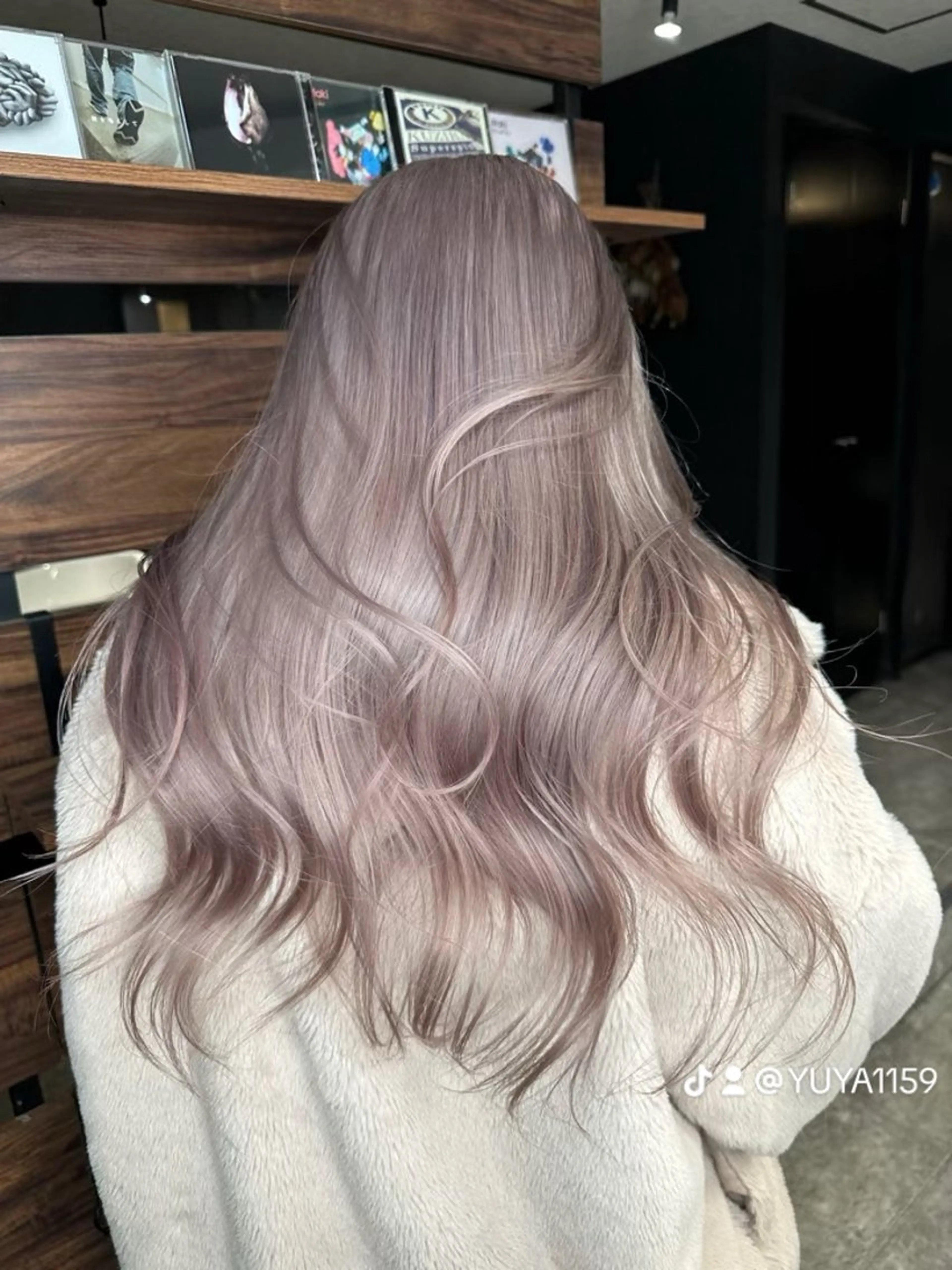 ロング ラベンダーベージュ ヘアカラー COCO/ブリーチ エクステ/ハイトーンのヘアスタイル