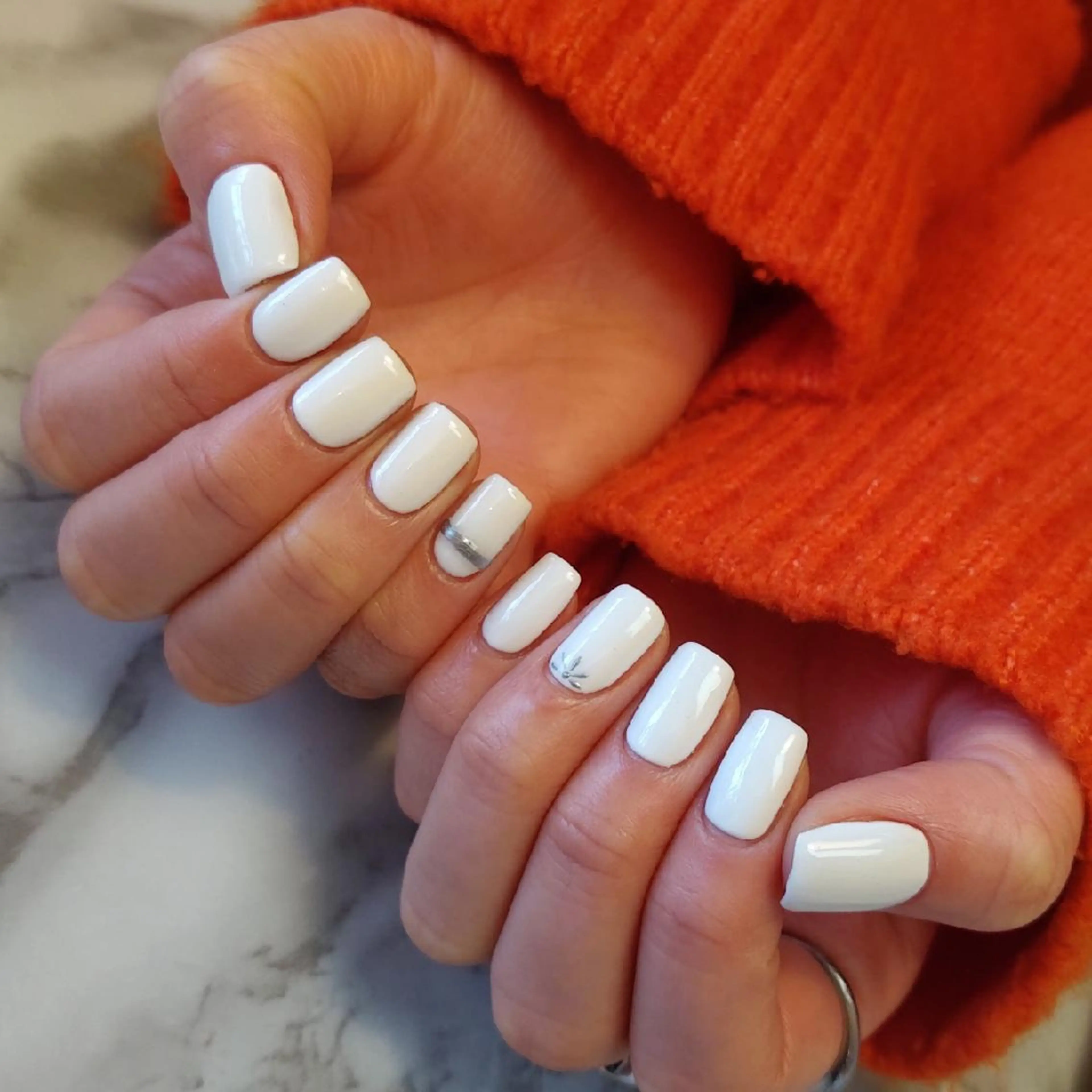 ネイル ホワイト ジェヌインネイル 河内のネイルデザイン