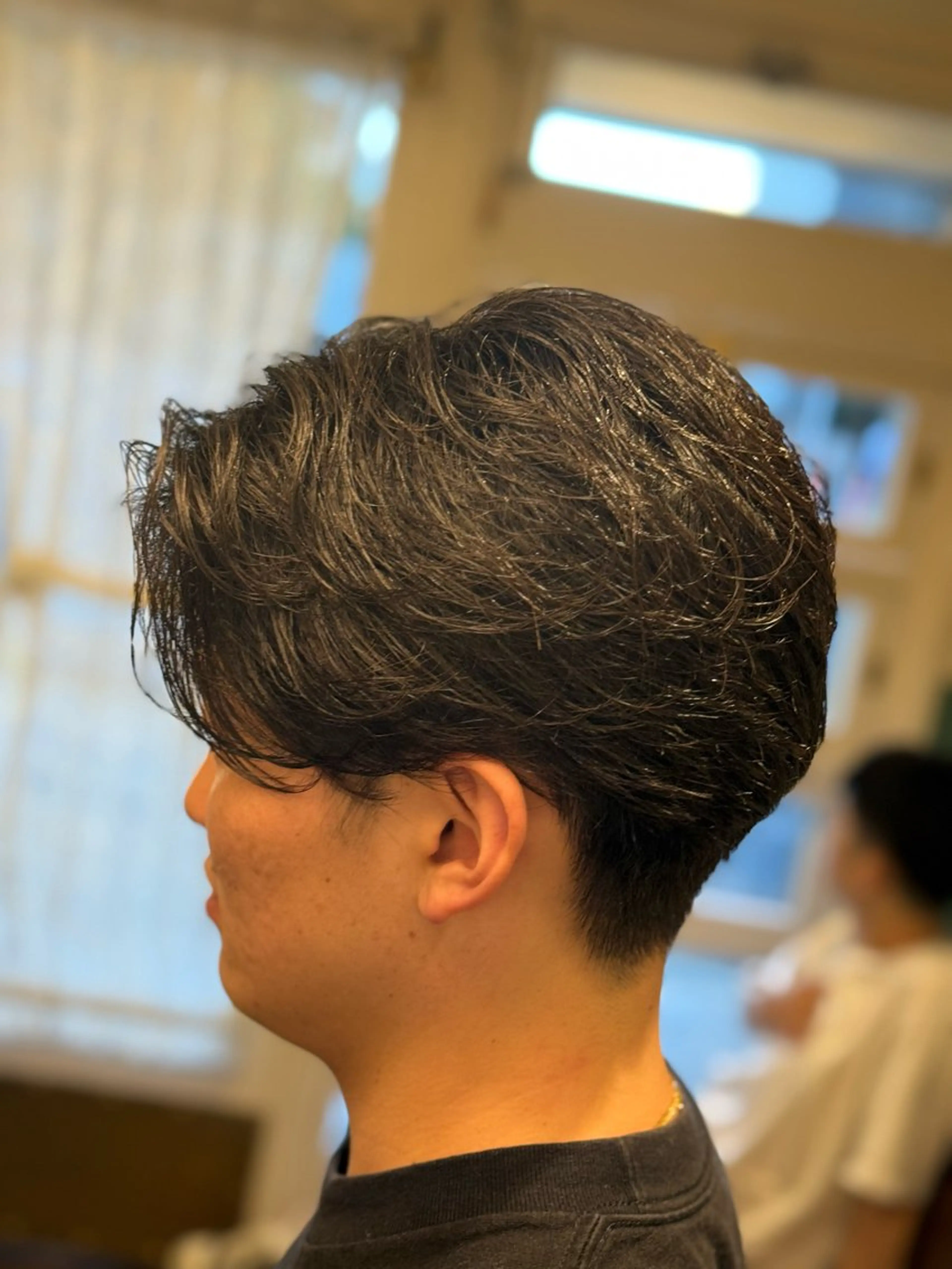 ミディアム メンズ センターパート くせ毛 富士東洋理髪店所属・足立 享祐のヘアスタイル