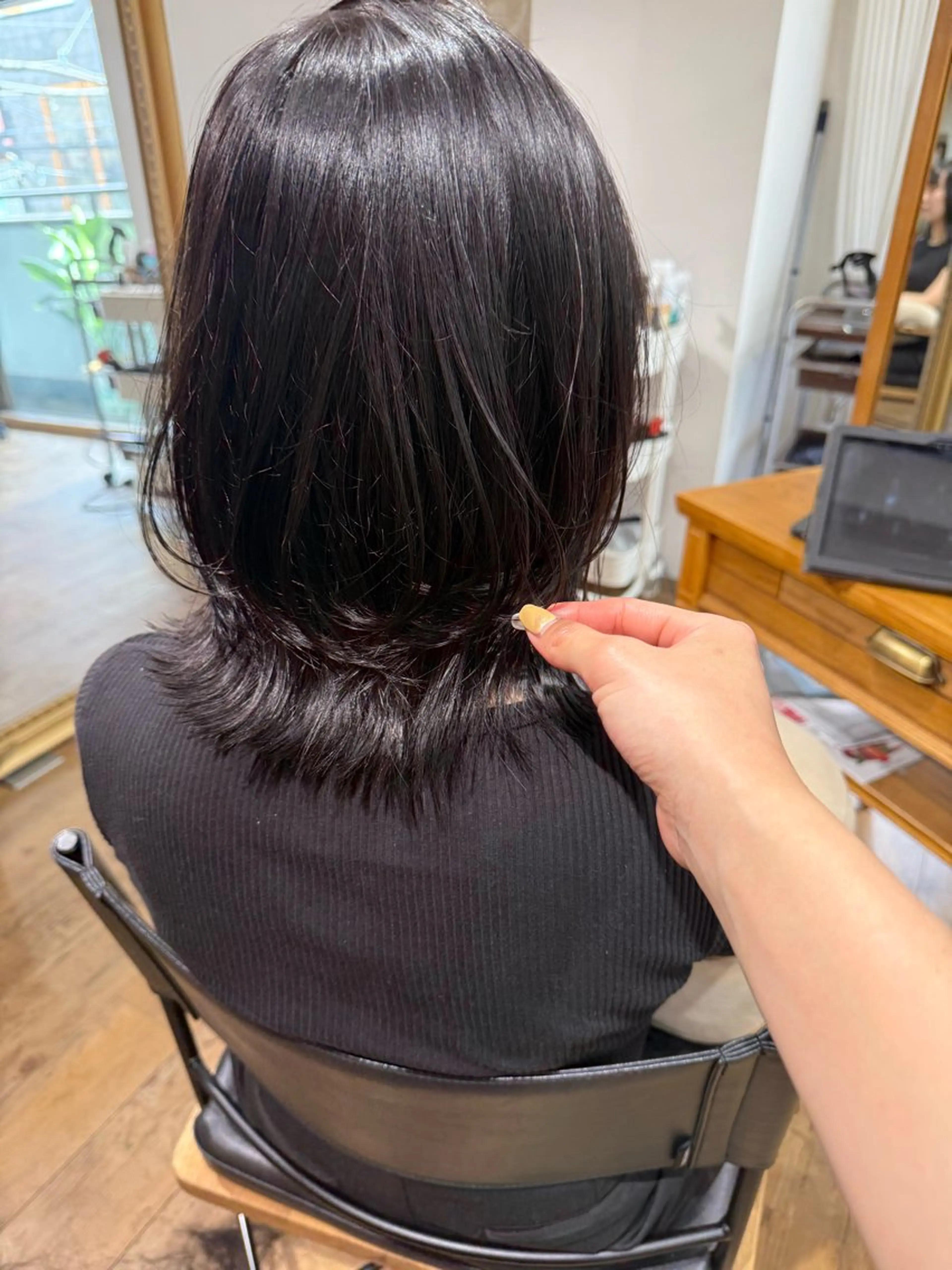 ミディアム カラー グレージュ オリーブグレージュ オリーブグレー くびれヘア Riposo.所属・✨艶髪✨ 奈須晴香のヘアスタイル