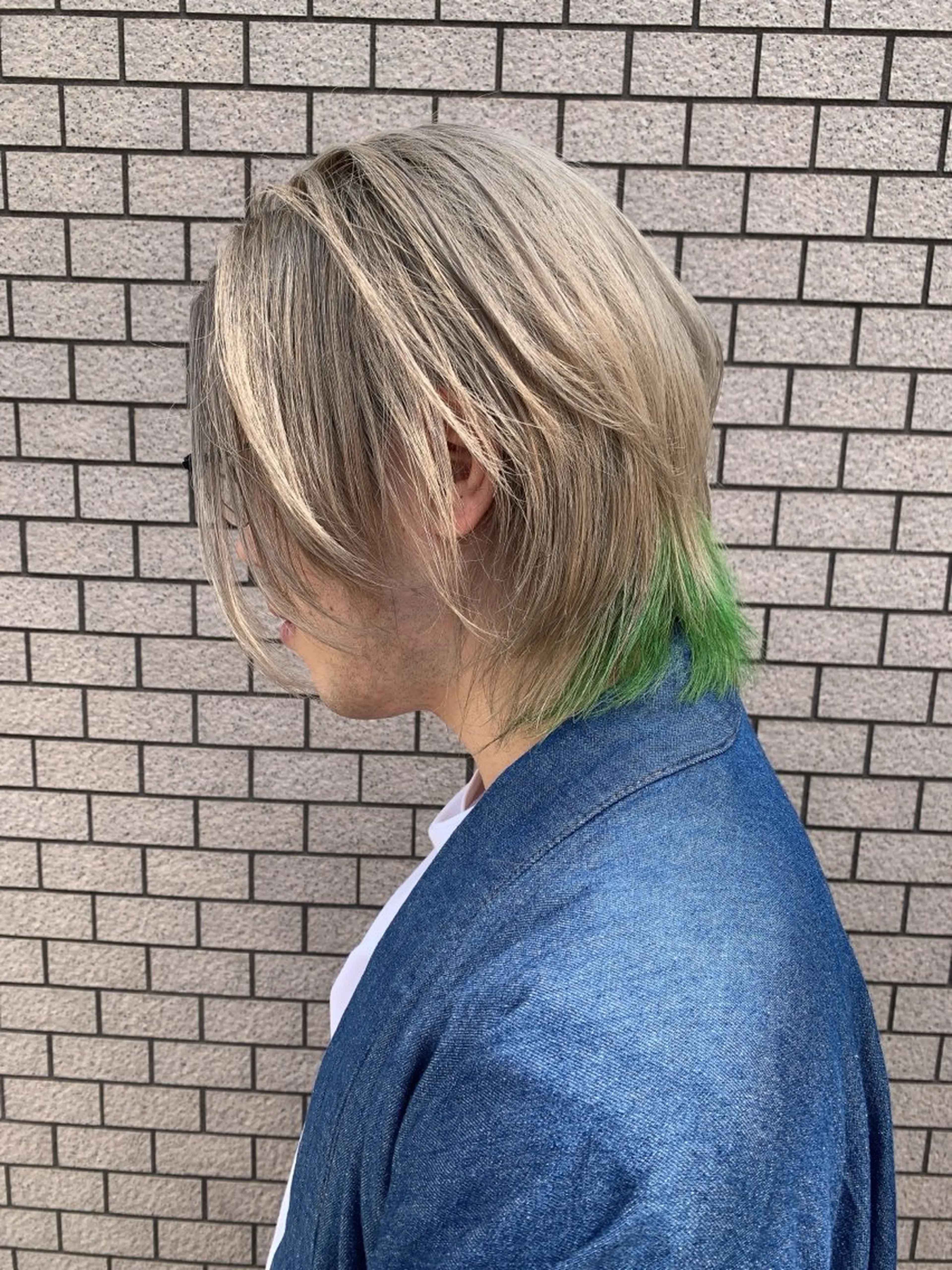 カラー メンズ メンズハイトーン メンズインナーカラー メンズウルフカット ハイトーンカラー インナーカラー 汐見 悠佑のヘアスタイル